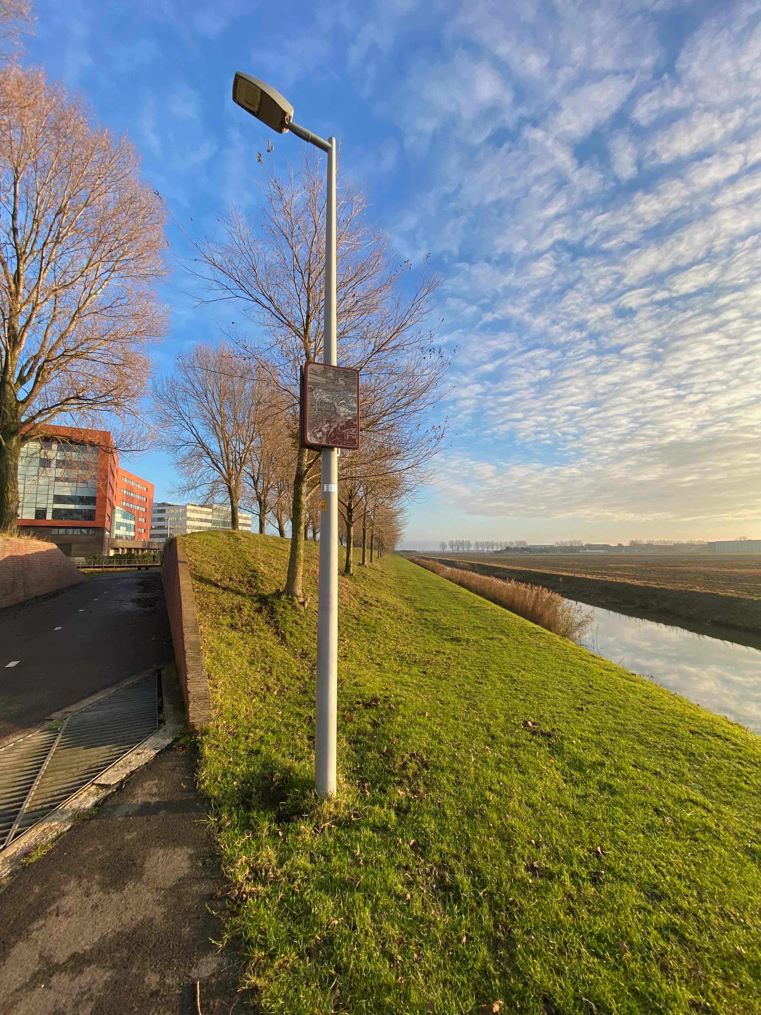 Deze afbeelding toont een van de 12 locaties van het kunstwerk Moed!, mijn soldaat op NS station Hoofddorp
