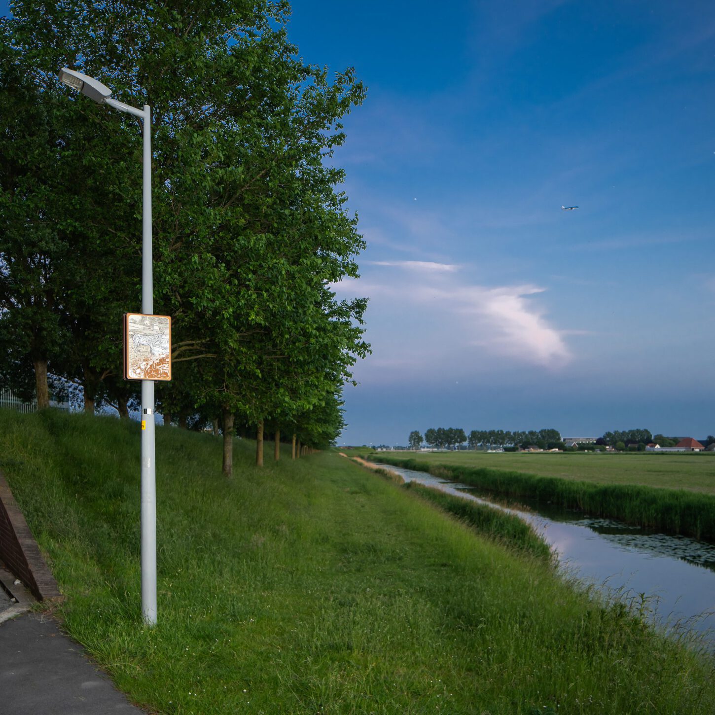 eeldpaneel van Moed! mijn soldaat langs de Geniedijk met uitzicht over het polderlandschap