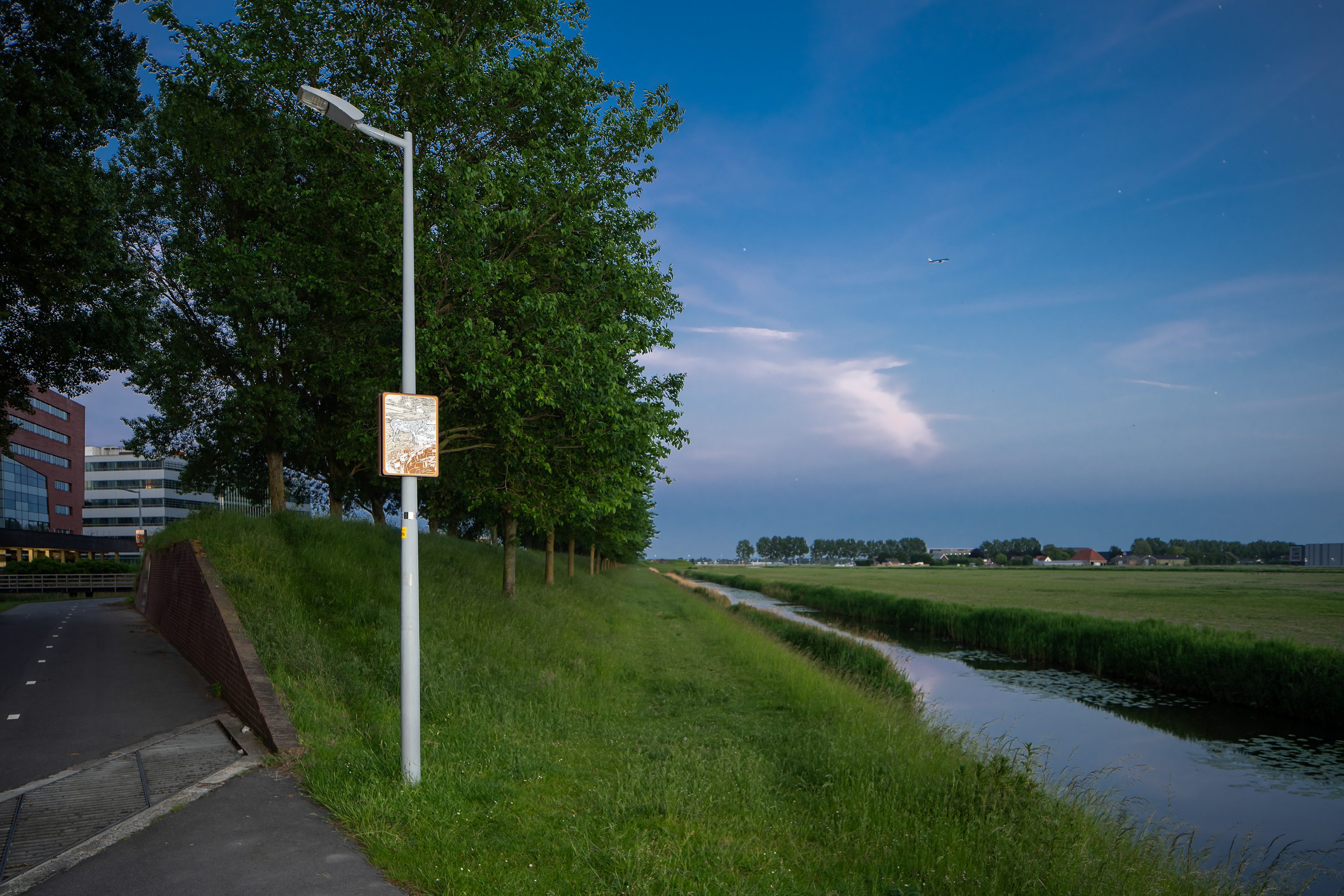 eeldpaneel van Moed! mijn soldaat langs de Geniedijk met uitzicht over het polderlandschap