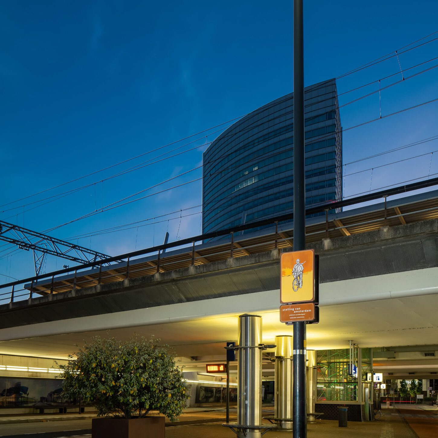 Startpunt van het kunstwerk Moed! mijn soldaat bij NS station Hoofddorp