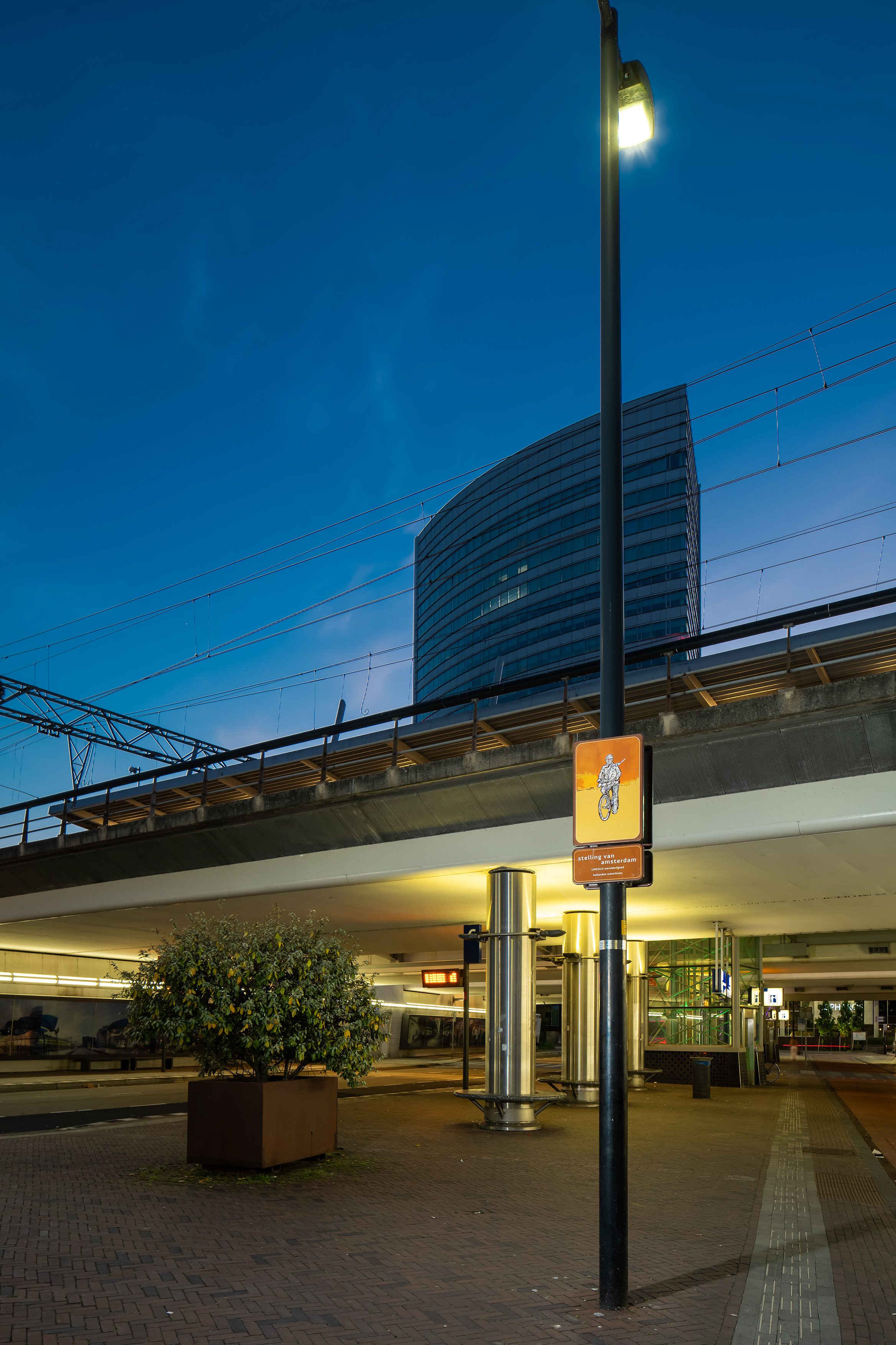 Startpunt van het kunstwerk Moed! mijn soldaat bij NS station Hoofddorp