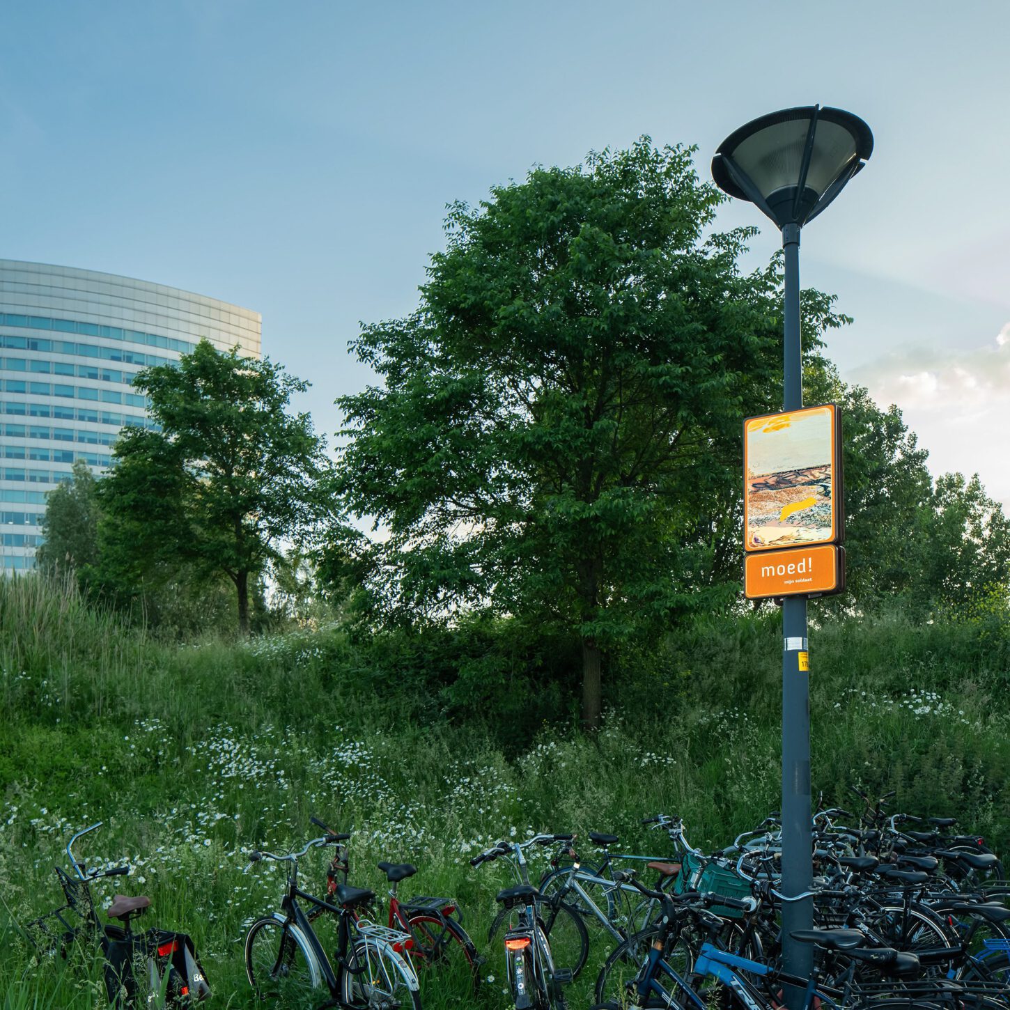 Beeldpaneel van Moed! mijn soldaat langs de Geniedijk bij station Hoofddorp