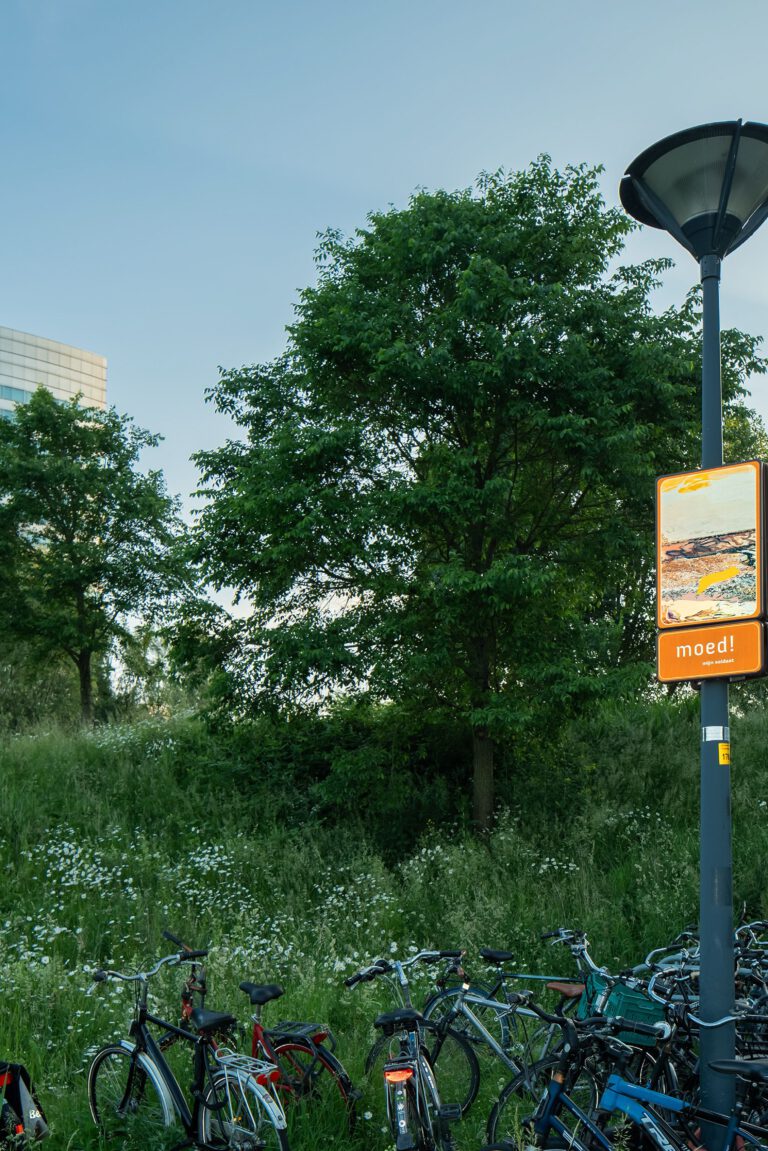 Beeldpaneel van Moed! mijn soldaat langs de Geniedijk bij station Hoofddorp