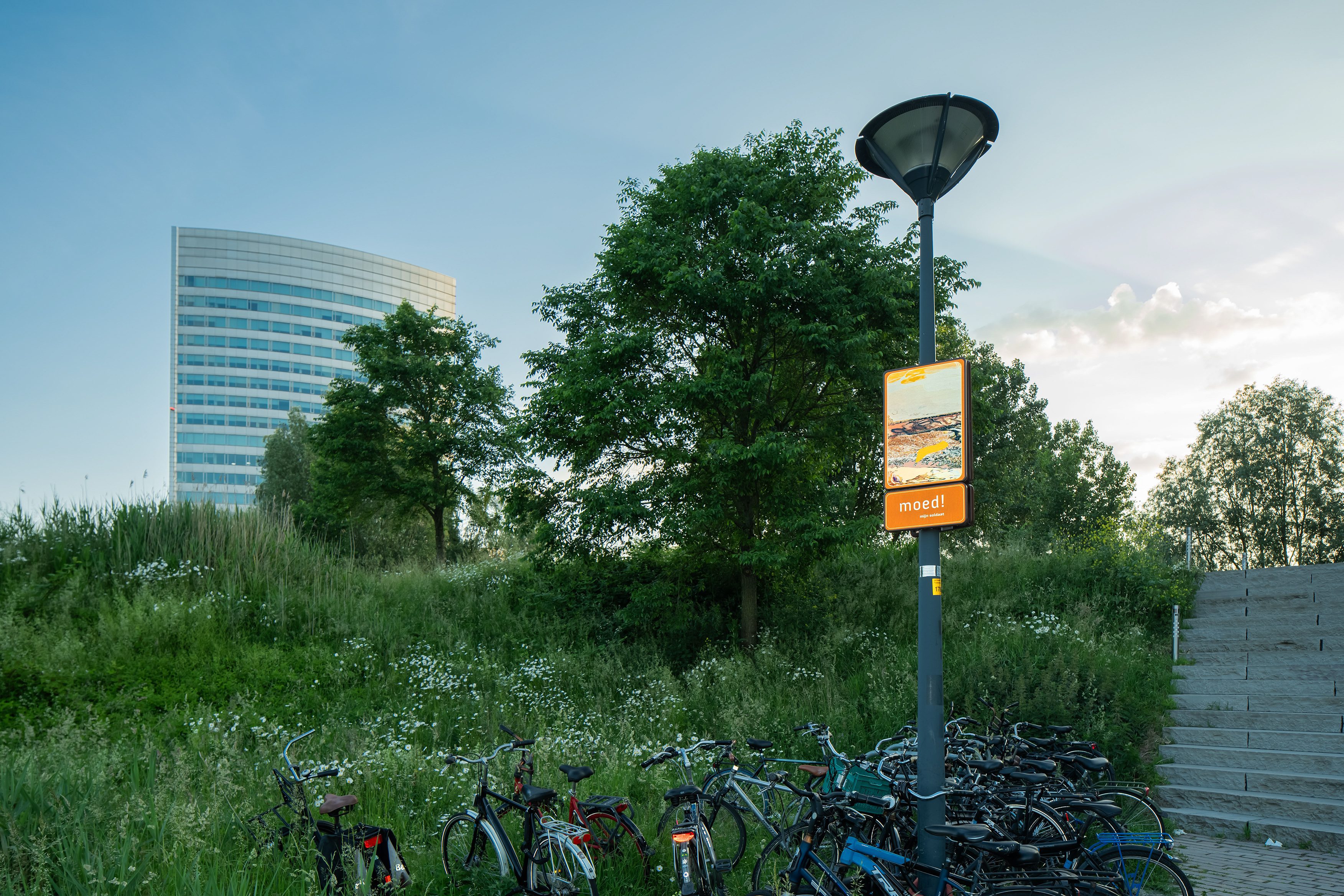 Beeldpaneel van Moed! mijn soldaat langs de Geniedijk bij station Hoofddorp