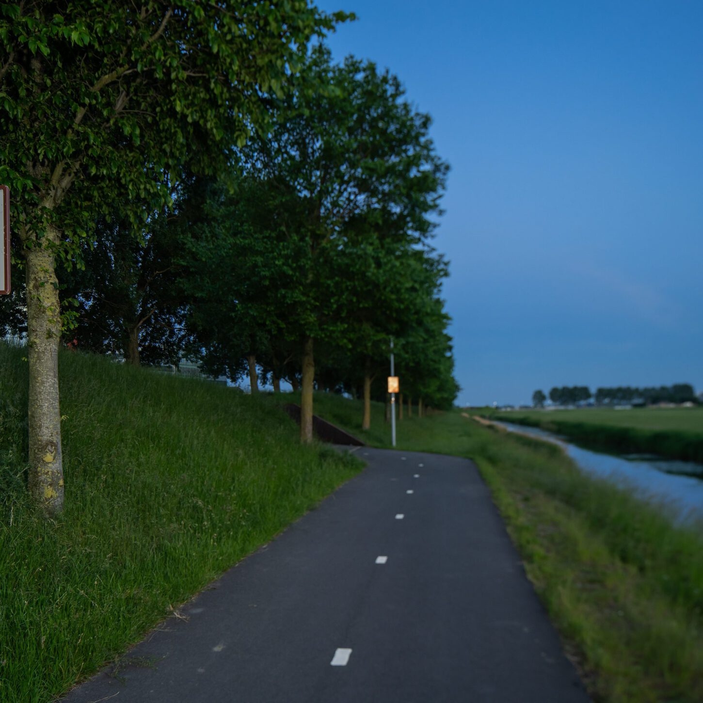 Beeldpaneel van Moed! mijn soldaat langs het fietspad op de Geniedijk bij Hoofddorp