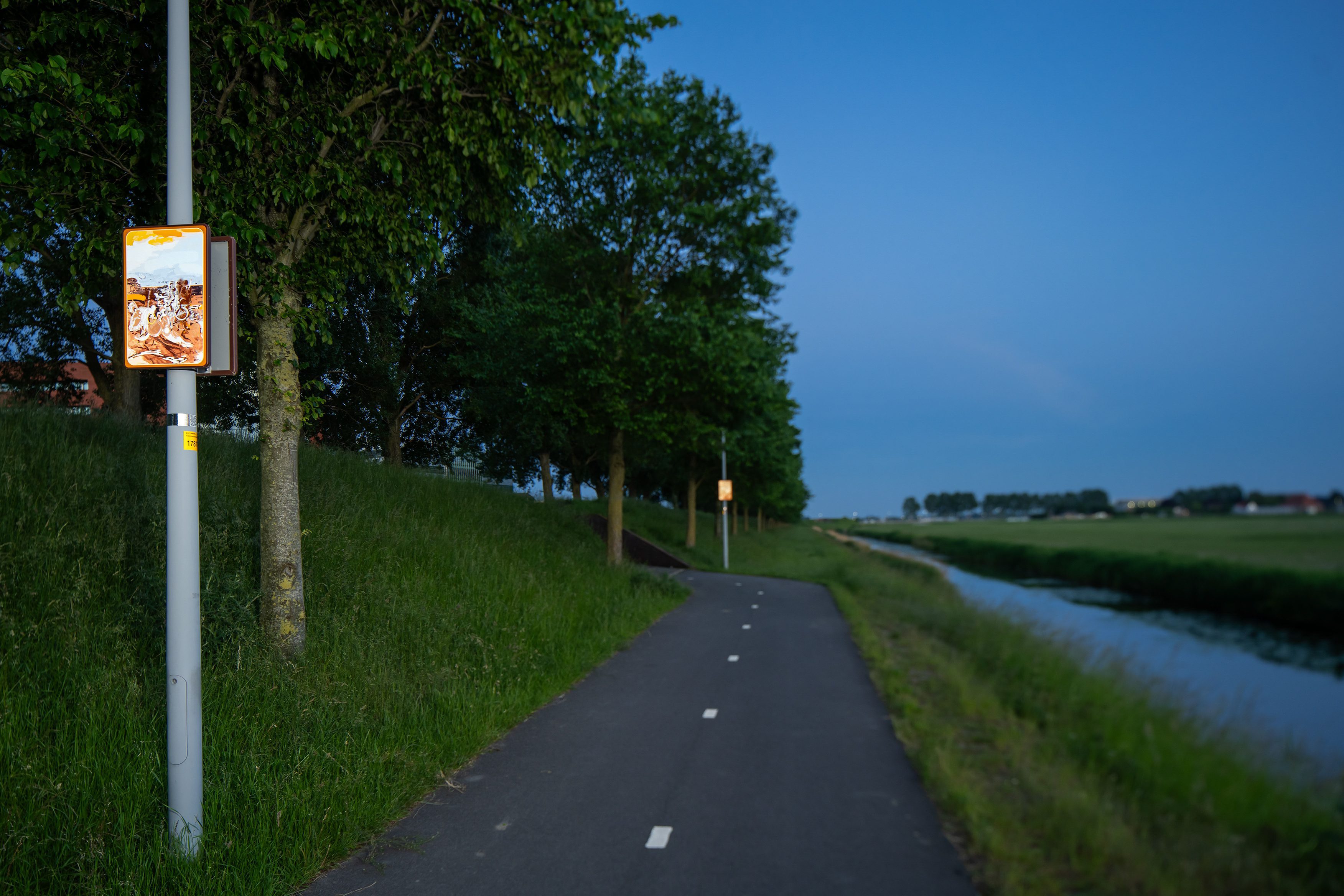 Beeldpaneel van Moed! mijn soldaat langs het fietspad op de Geniedijk bij Hoofddorp