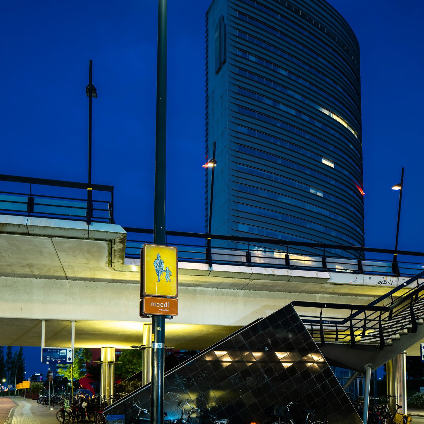 Startpunt van het kunstwerk Moed! mijn soldaat bij NS station Hoofddorp met beeldpaneel en routebord