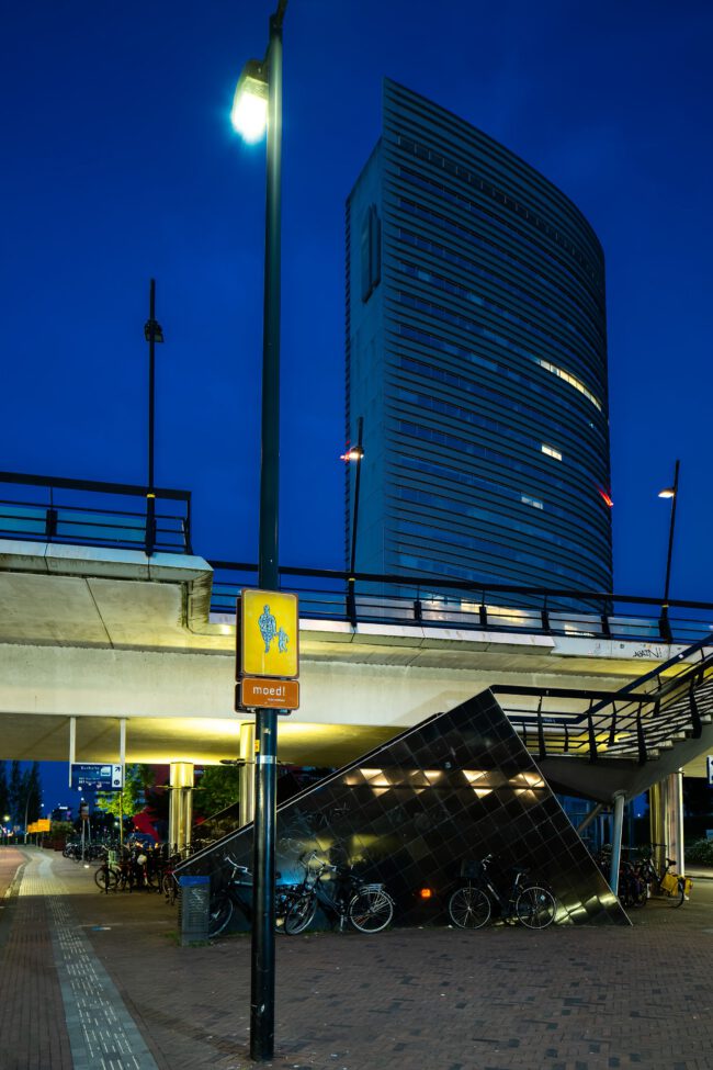Startpunt van het kunstwerk Moed! mijn soldaat bij NS station Hoofddorp met beeldpaneel en routebord