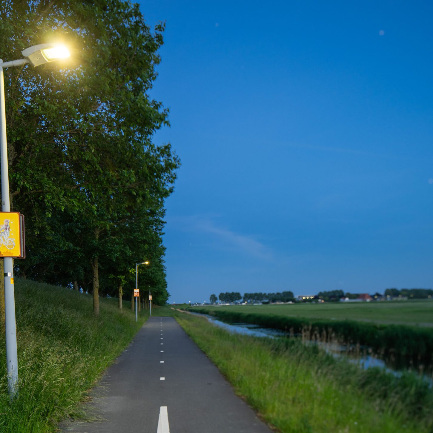 Beeldpaneel van Moed! mijn soldaat langs het fietspad op de Geniedijk bij Hoofddorp