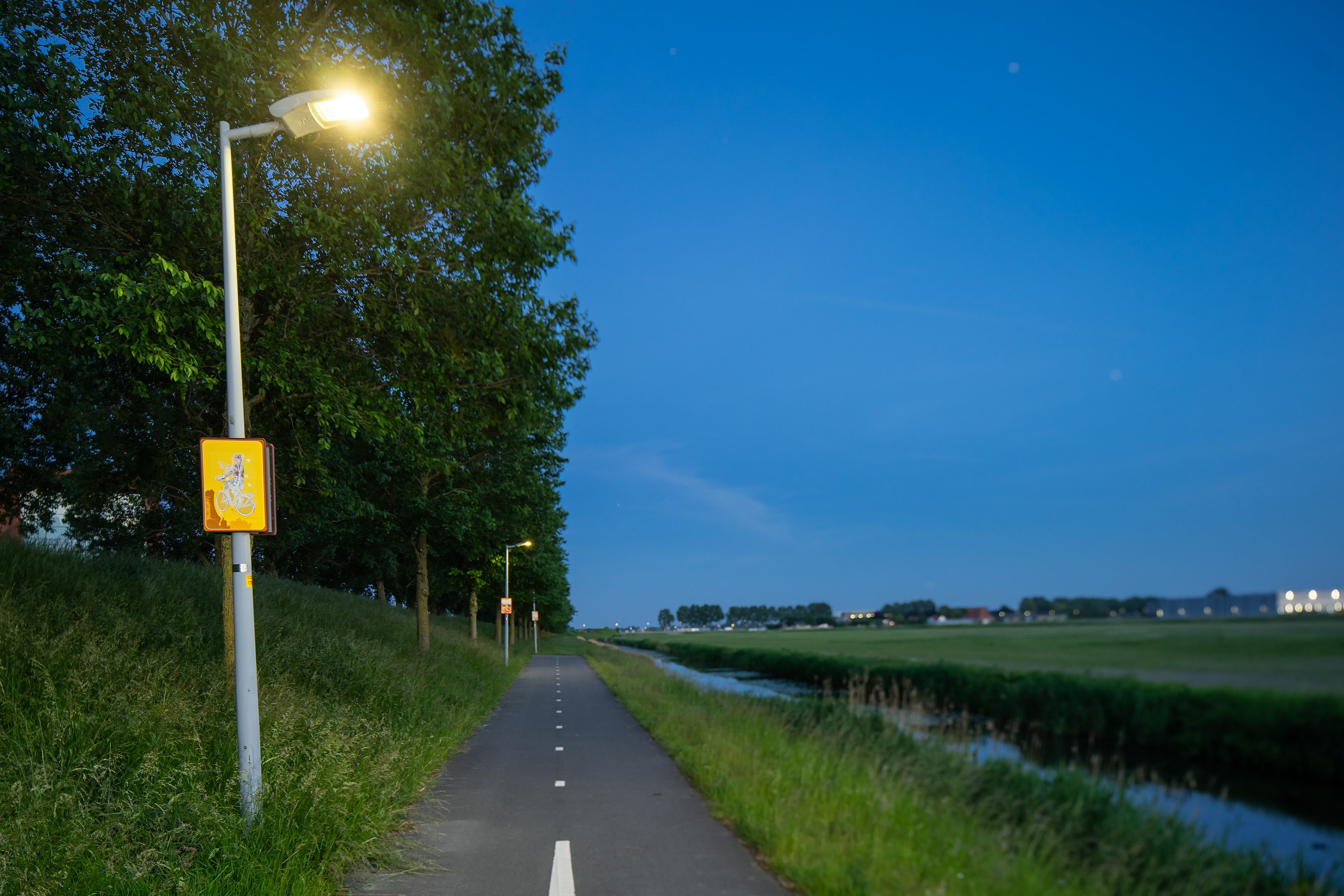 Beeldpaneel van Moed! mijn soldaat langs het fietspad op de Geniedijk bij Hoofddorp