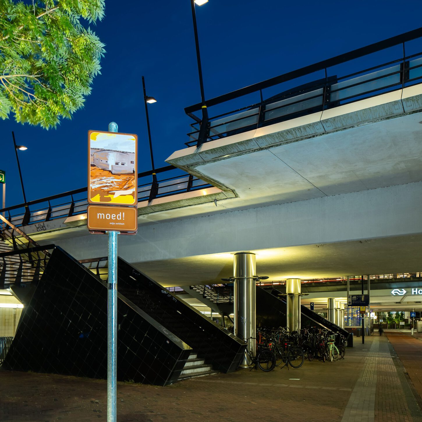 Beeldpaneel De keelkazemat bij het begin van de route van Moed! mijn soldaat op station Hoofddorp
