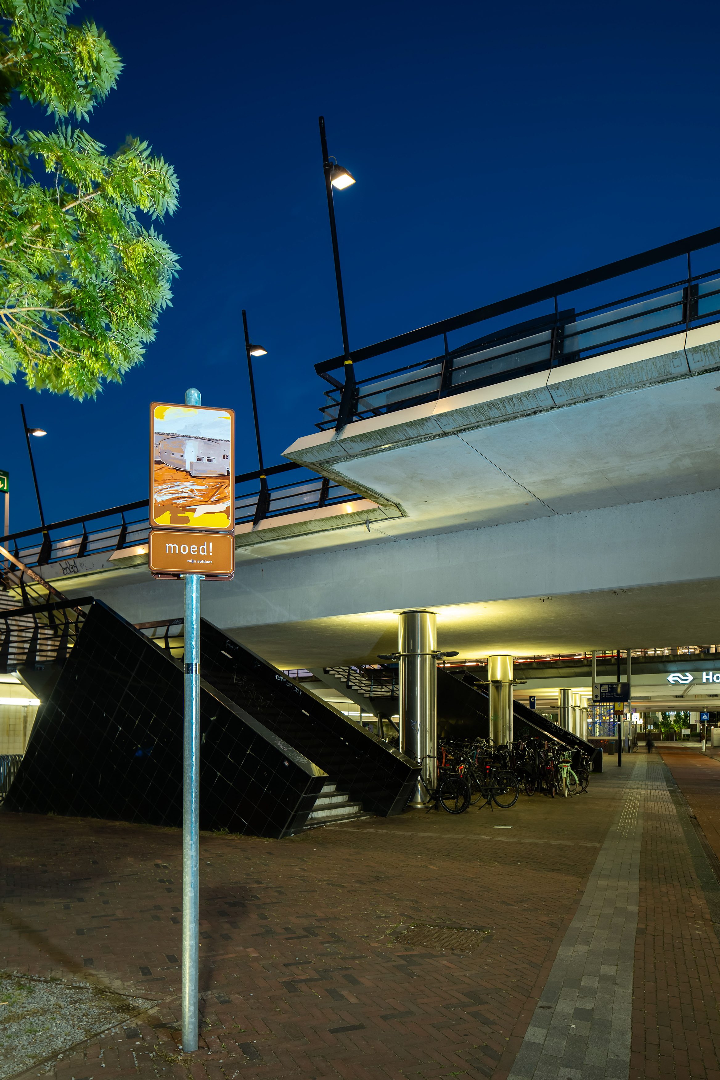 Beeldpaneel De keelkazemat bij het begin van de route van Moed! mijn soldaat op station Hoofddorp