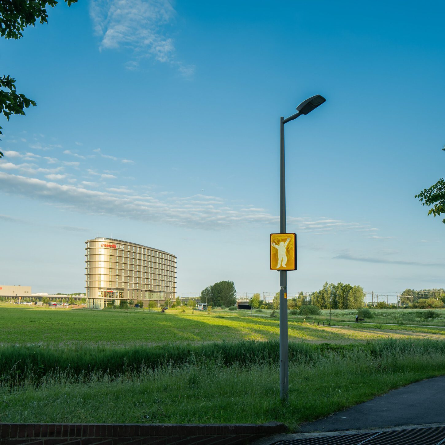 Beeldpaneel van Moed! mijn soldaat tussen het polderlandschap en de stedelijke omgeving van Hoofddorp