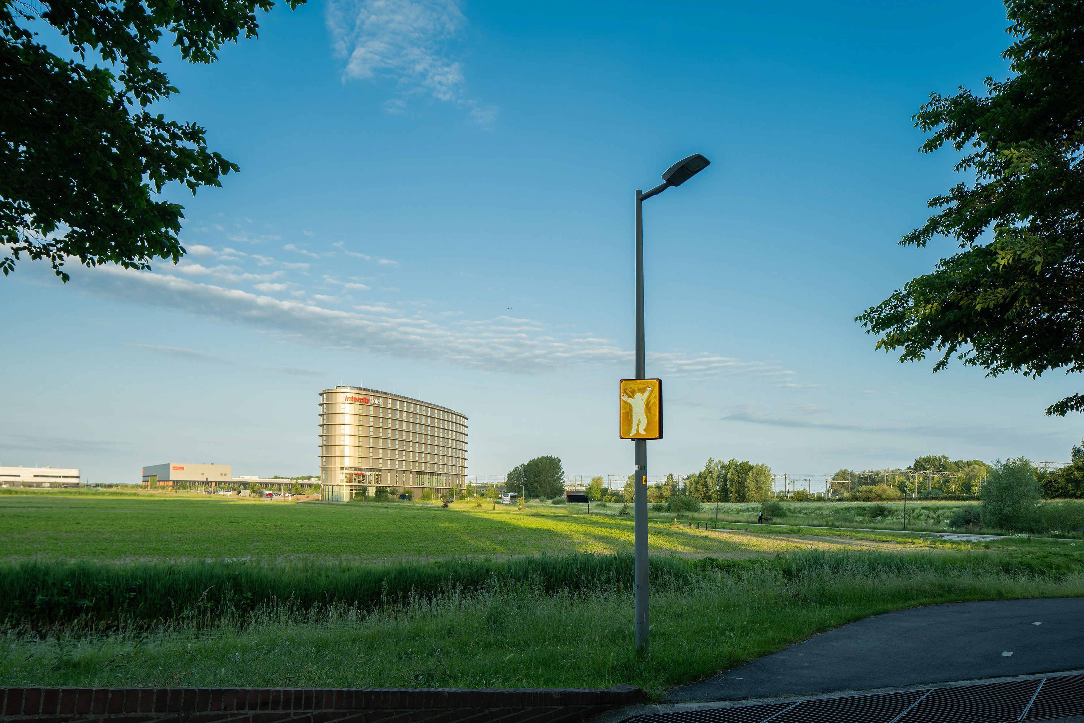 Beeldpaneel van Moed! mijn soldaat tussen het polderlandschap en de stedelijke omgeving van Hoofddorp