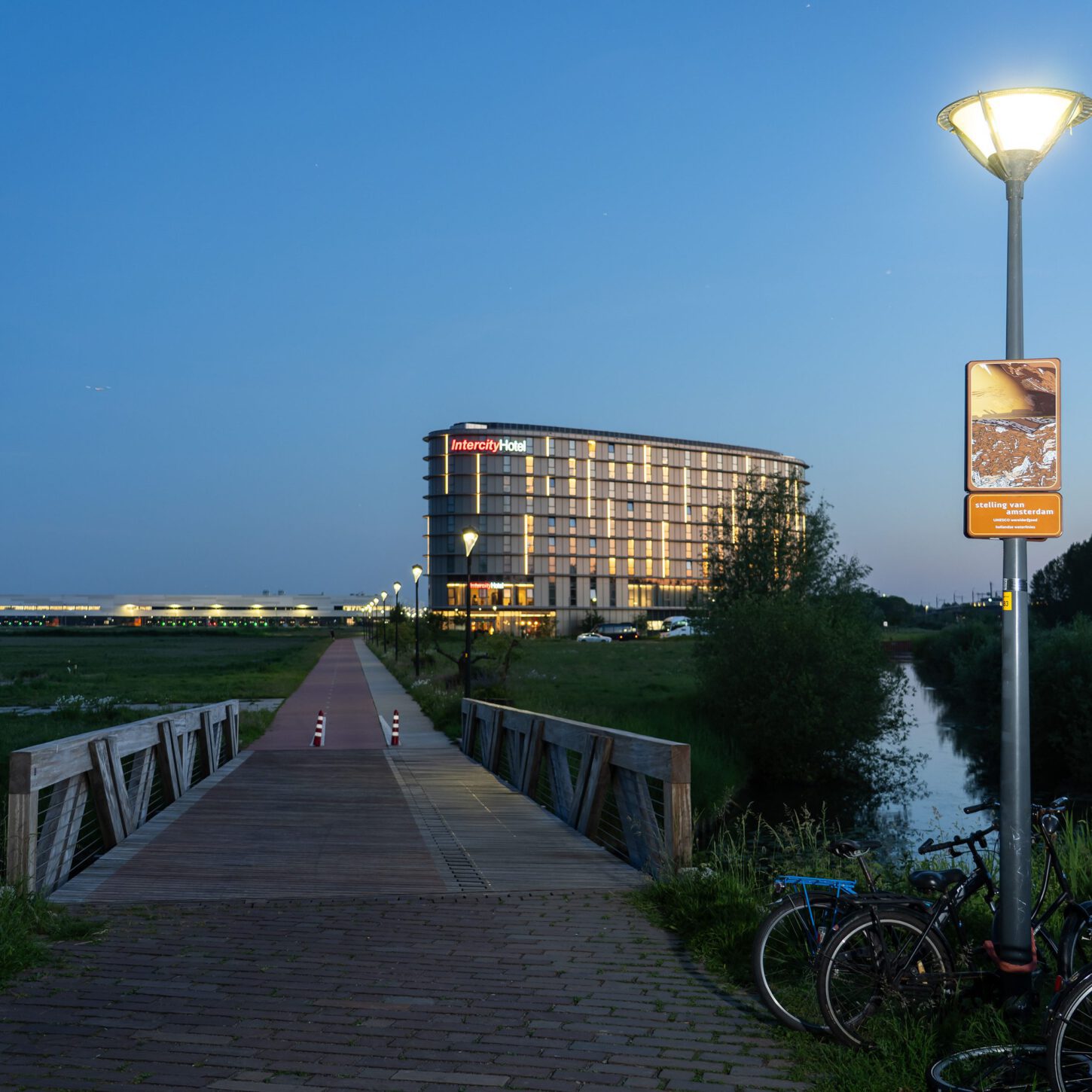 Beeldpaneel van Moed! mijn soldaat op de Geniedijk met zicht op het inundatieveld van de Stelling van Amsterdam
