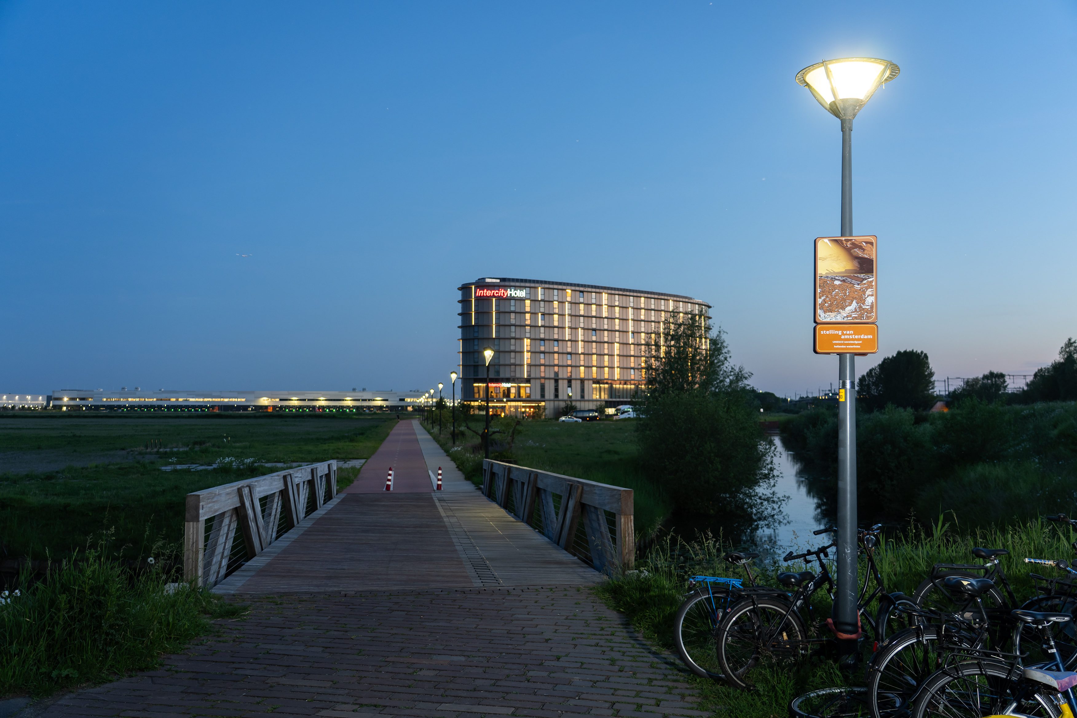 Beeldpaneel van Moed! mijn soldaat op de Geniedijk met zicht op het inundatieveld van de Stelling van Amsterdam