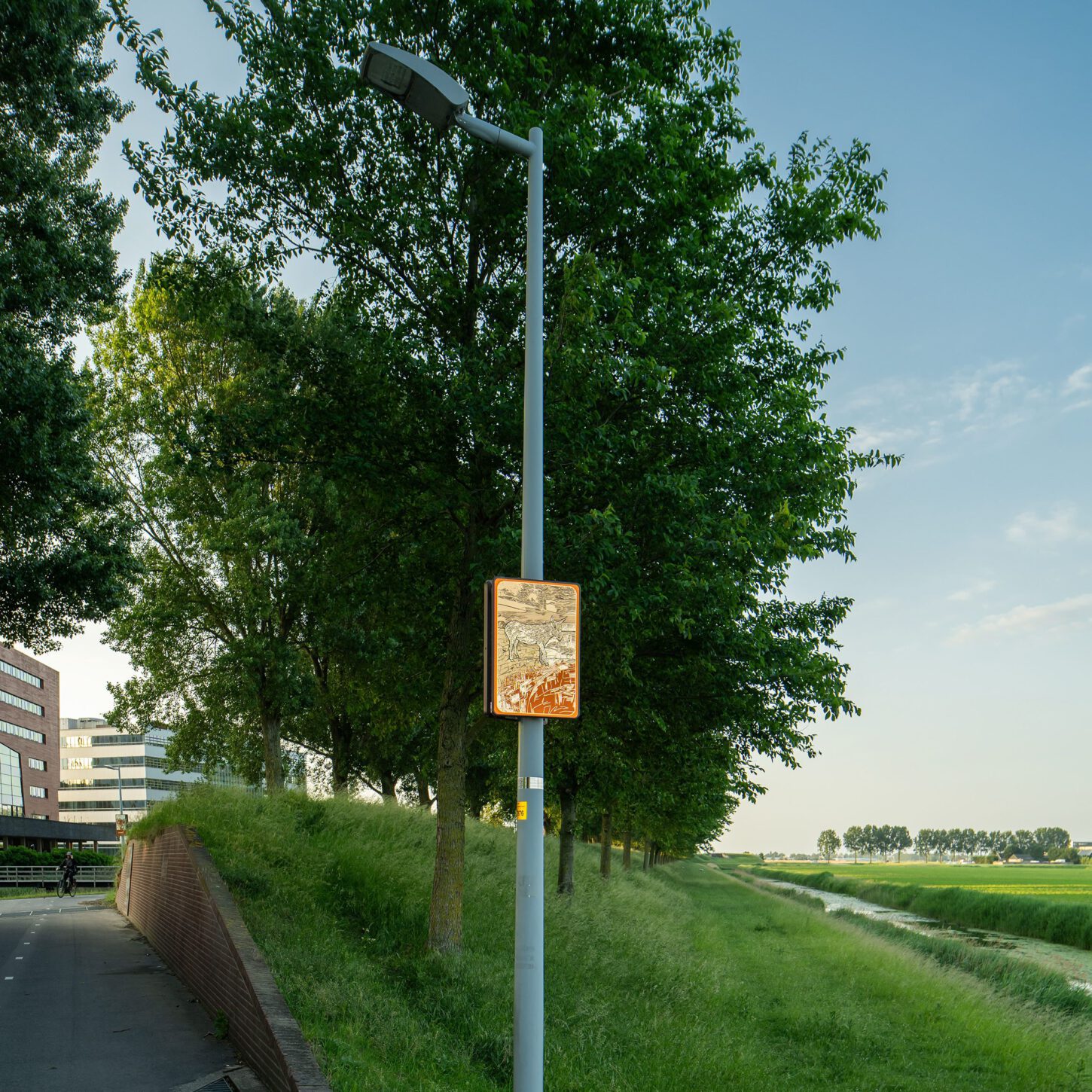 Beeldpaneel van Moed! mijn soldaat op de Geniedijk bij Hoofddorp