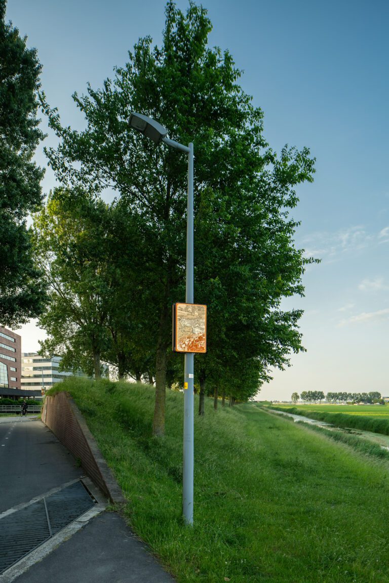 Beeldpaneel van Moed! mijn soldaat op de Geniedijk bij Hoofddorp