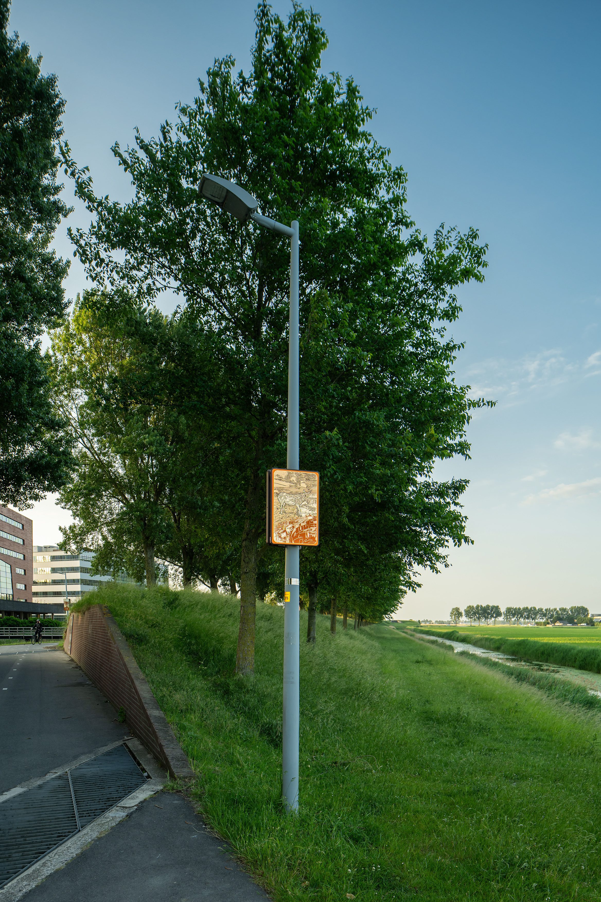 Beeldpaneel van Moed! mijn soldaat op de Geniedijk bij Hoofddorp