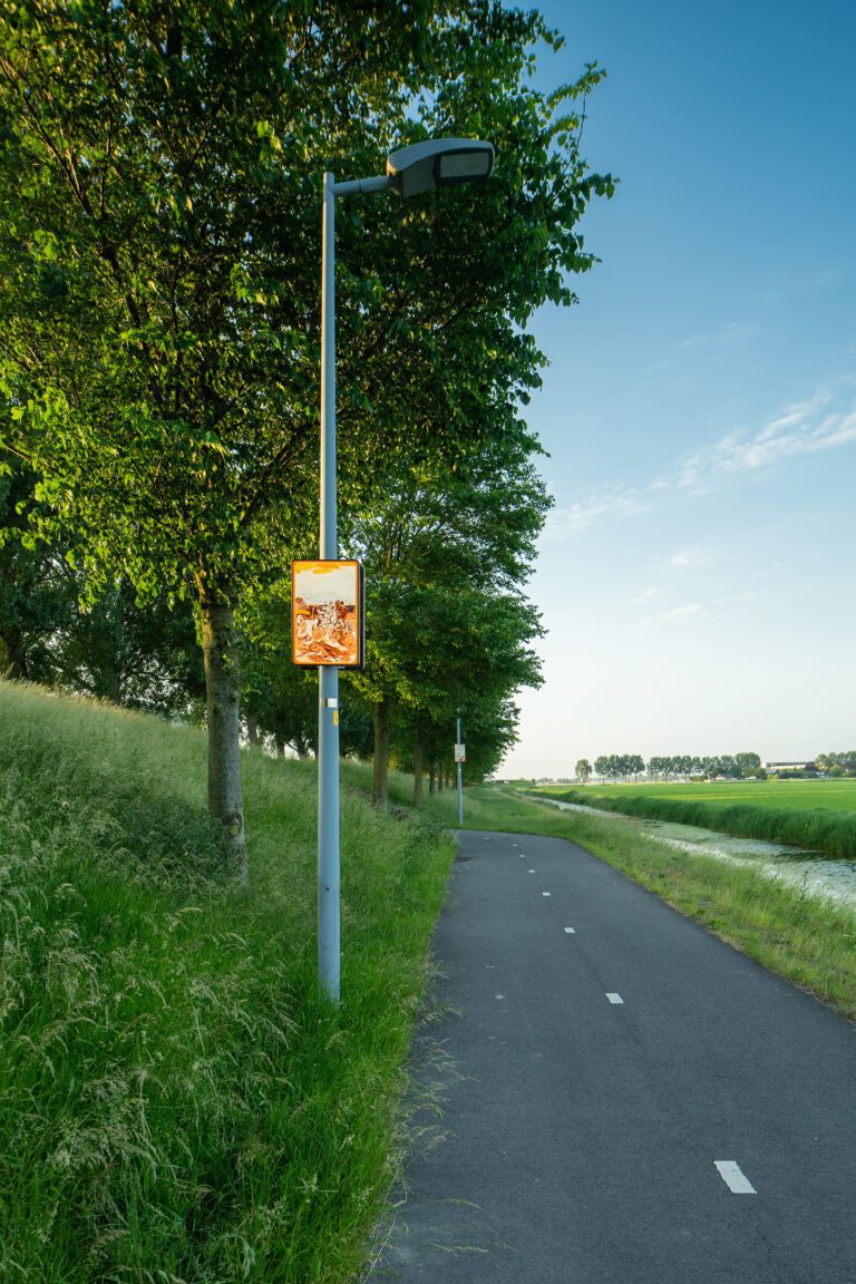 Beeldpaneel De Val uit het kunstwerk Moed! mijn soldaat langs de Geniedijk bij Hoofddorp