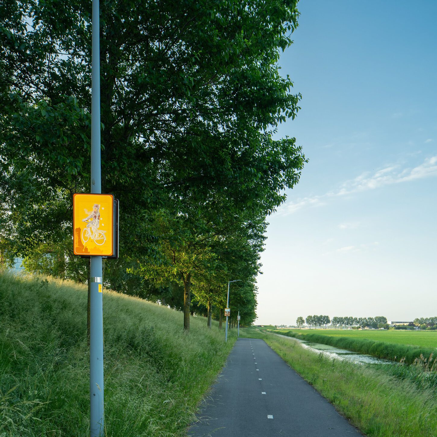 Beeldpaneel Soldaat op de fiets uit het kunstwerk Moed! mijn soldaat langs de Geniedijk bij Hoofddorp
