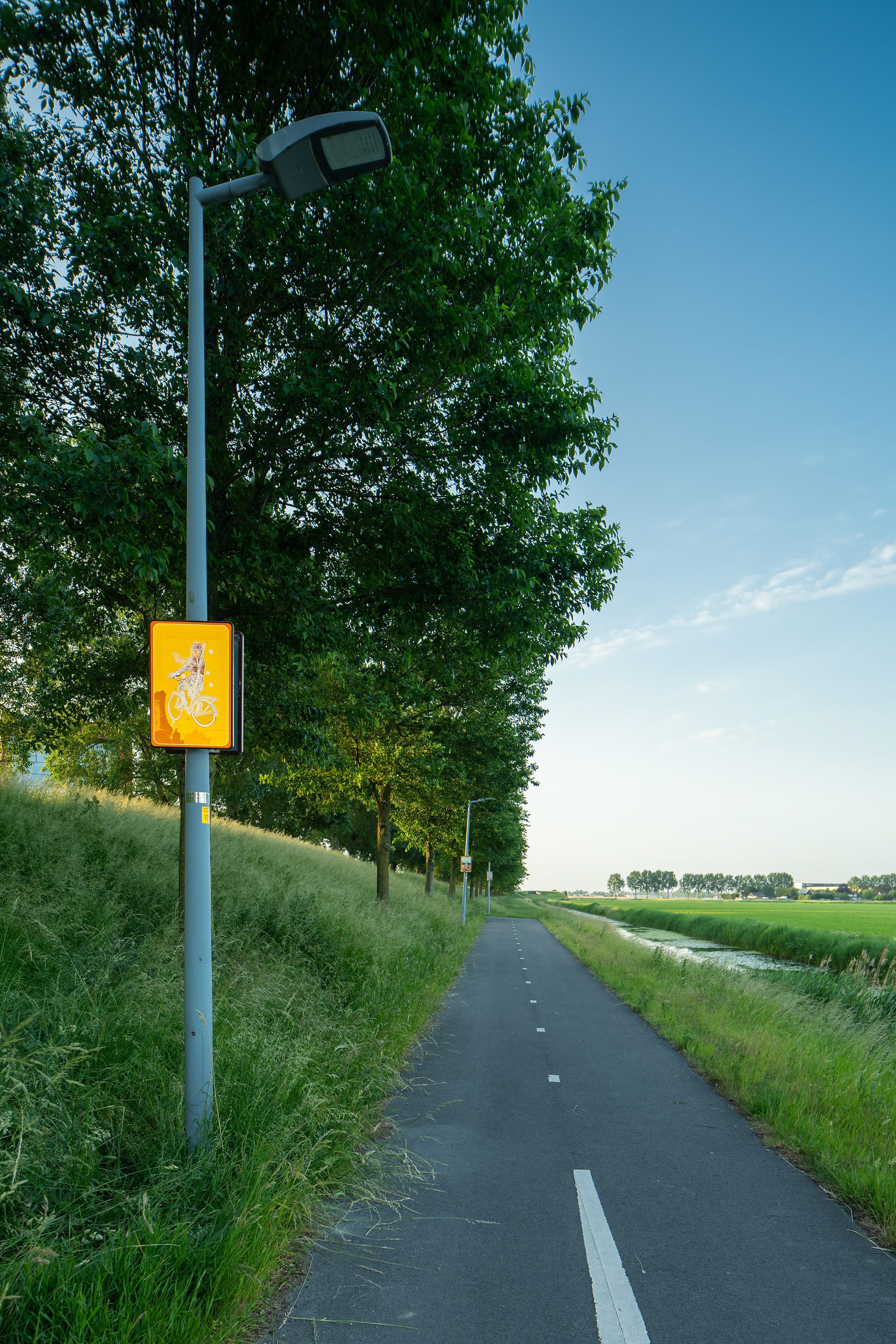 Beeldpaneel Soldaat op de fiets uit het kunstwerk Moed! mijn soldaat langs de Geniedijk bij Hoofddorp