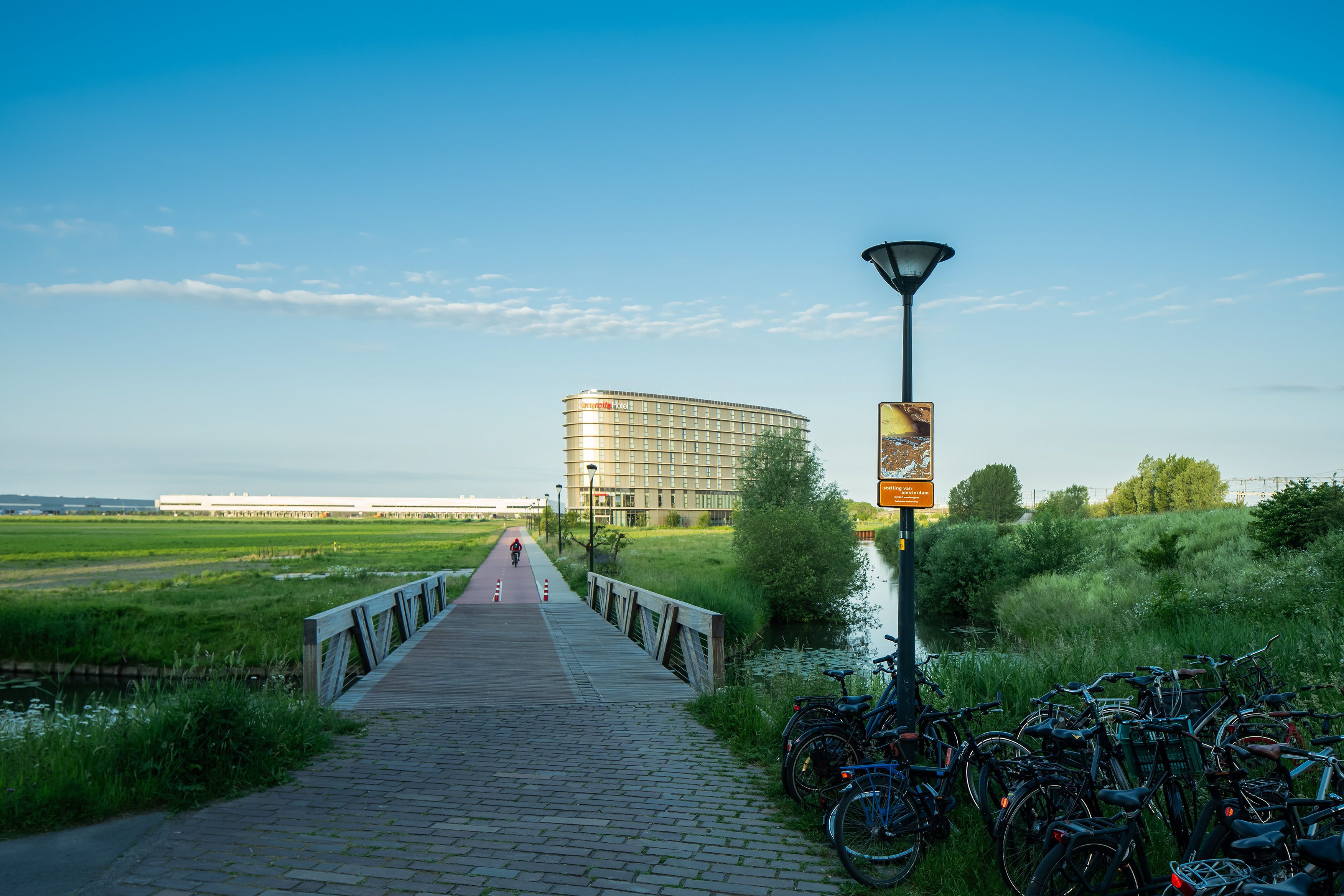 Beeldpaneel van Moed! mijn soldaat bij het inundatieveld van de Stelling van Amsterdam in Hoofddorp