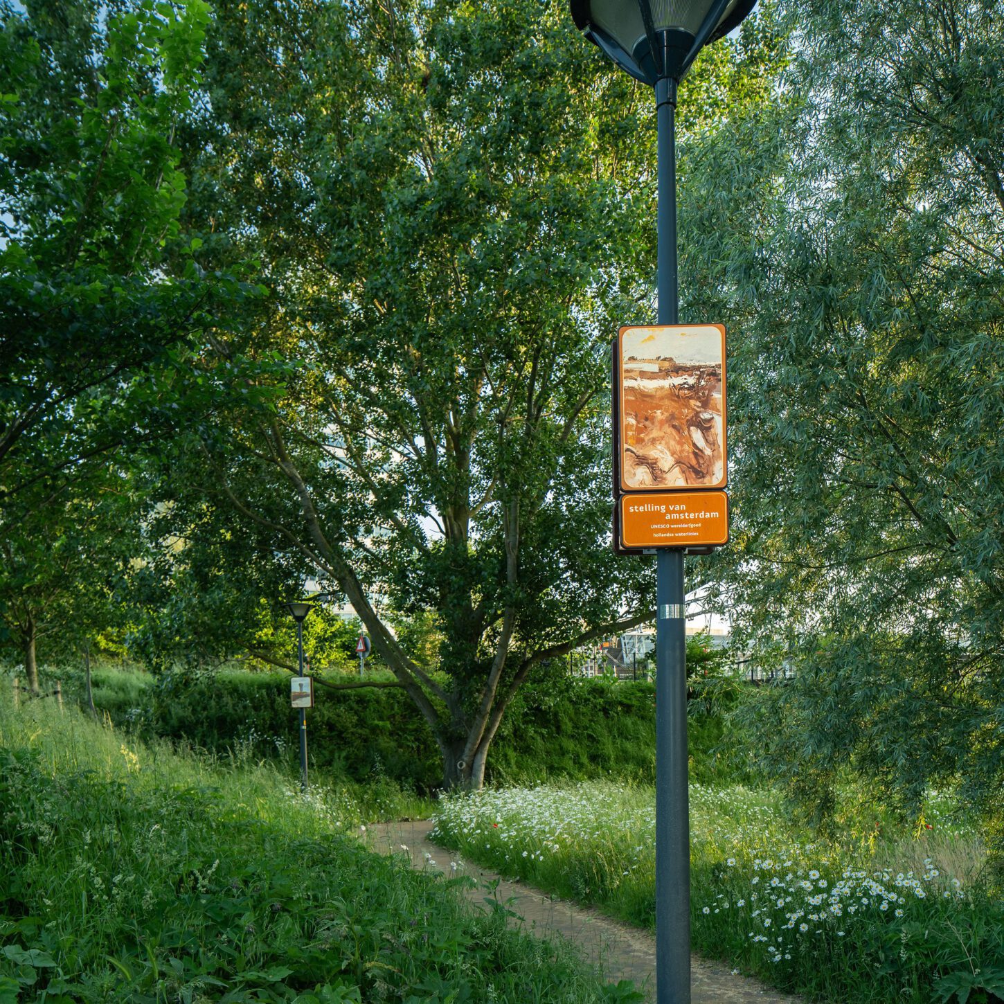 Beeldpaneel Modder en water uit het kunstwerk Moed! mijn soldaat langs de Geniedijk bij Hoofddorp
