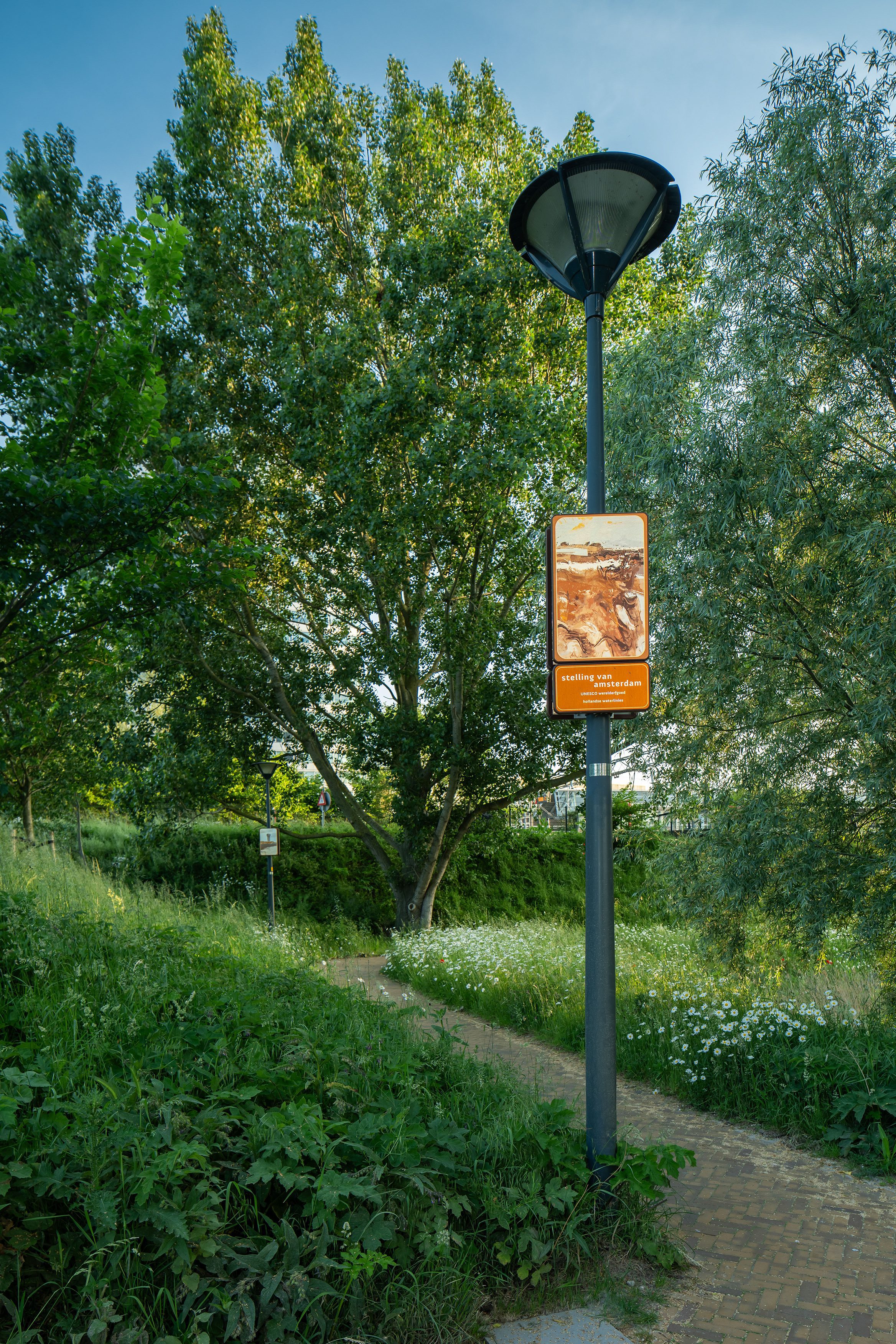 Beeldpaneel Modder en water uit het kunstwerk Moed! mijn soldaat langs de Geniedijk bij Hoofddorp