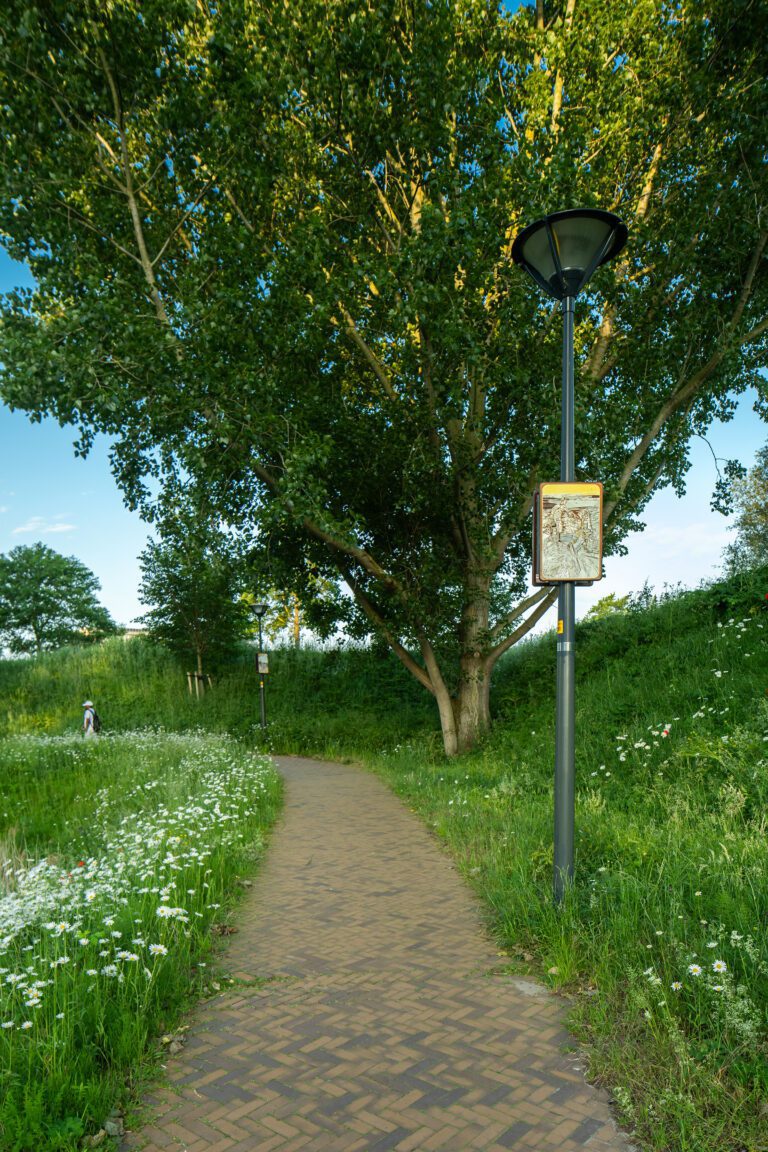 Beeldpaneel Soldaten op het ijs uit het kunstwerk Moed! mijn soldaat langs de Geniedijk bij Hoofddorp