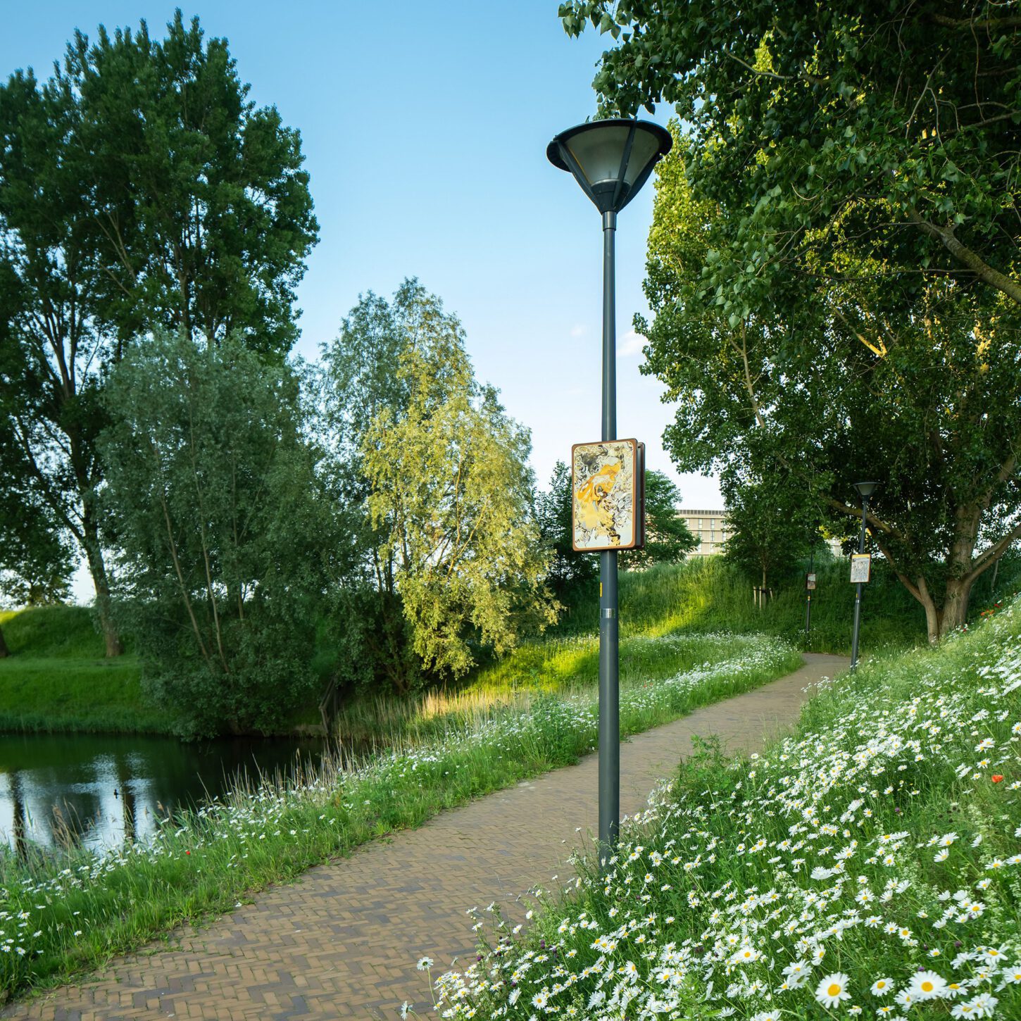 Drie beeldpanelen van Moed! mijn soldaat langs de Geniedijk bij Hoofddorp
