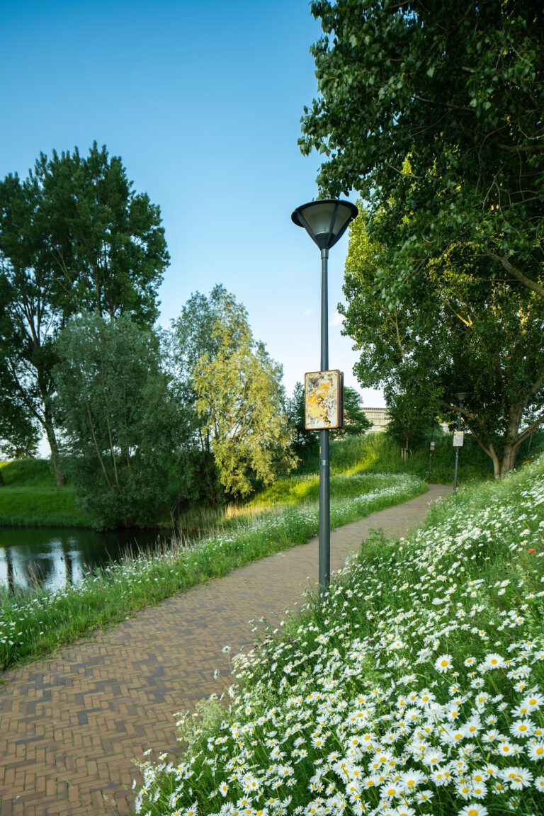 Drie beeldpanelen van Moed! mijn soldaat langs de Geniedijk bij Hoofddorp