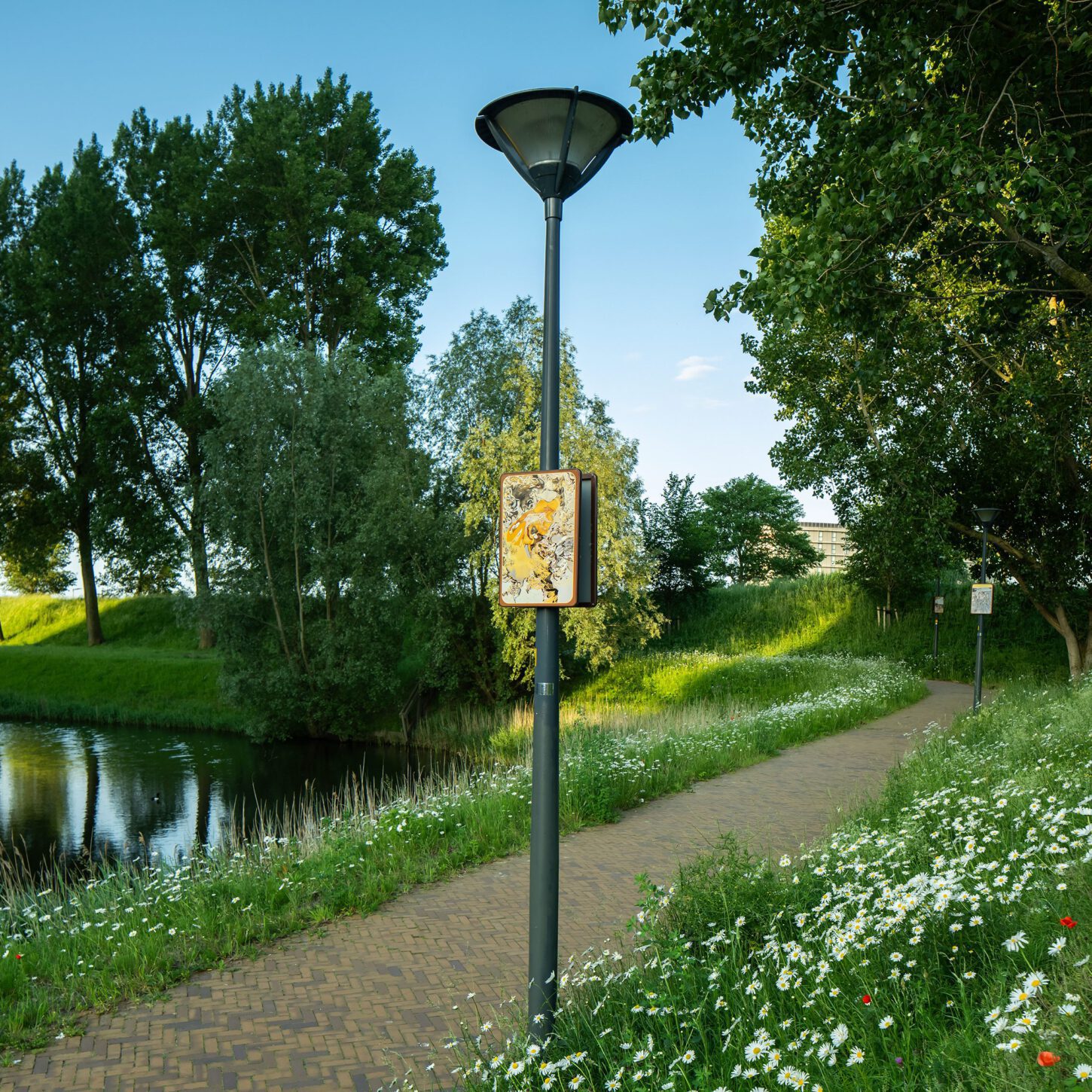 Beeldpaneel De Vos langs de Geniedijk in het inundatielandschap van de Stelling van Amsterdam