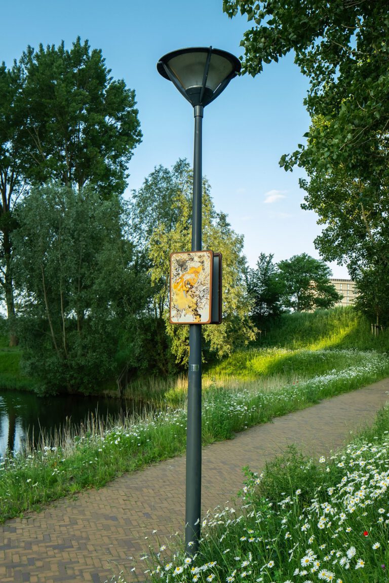 Beeldpaneel De Vos langs de Geniedijk in het inundatielandschap van de Stelling van Amsterdam