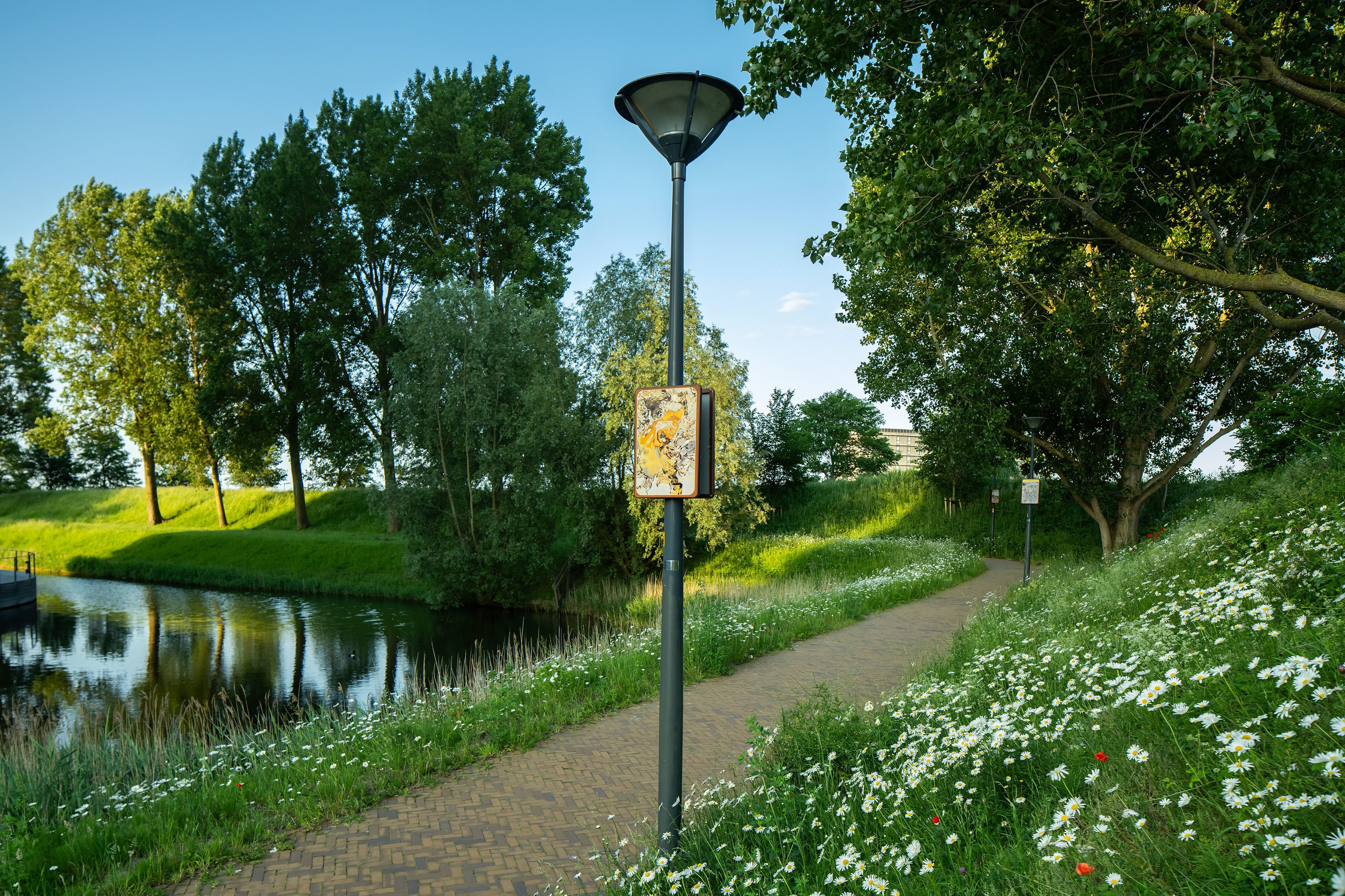 Beeldpaneel De Vos langs de Geniedijk in het inundatielandschap van de Stelling van Amsterdam