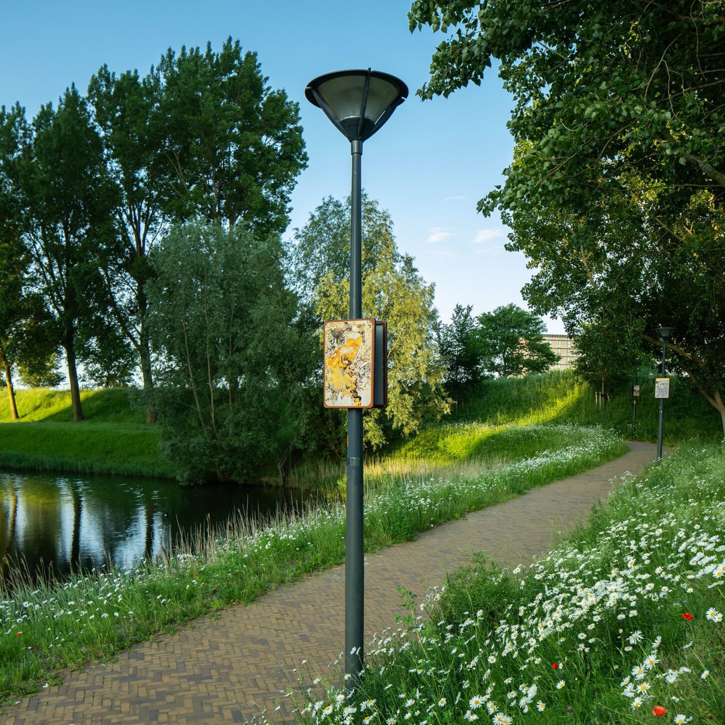Beeldpaneel De Vos langs het water van de Geniedijk binnen de Stelling van Amsterdam
