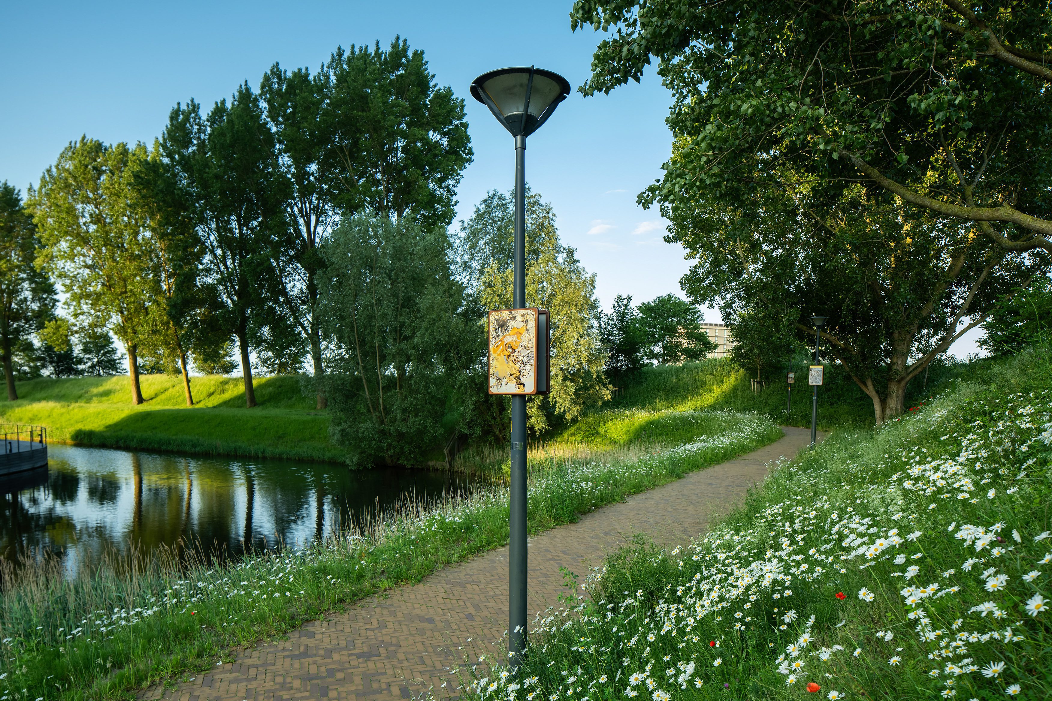 Beeldpaneel De Vos langs het water van de Geniedijk binnen de Stelling van Amsterdam