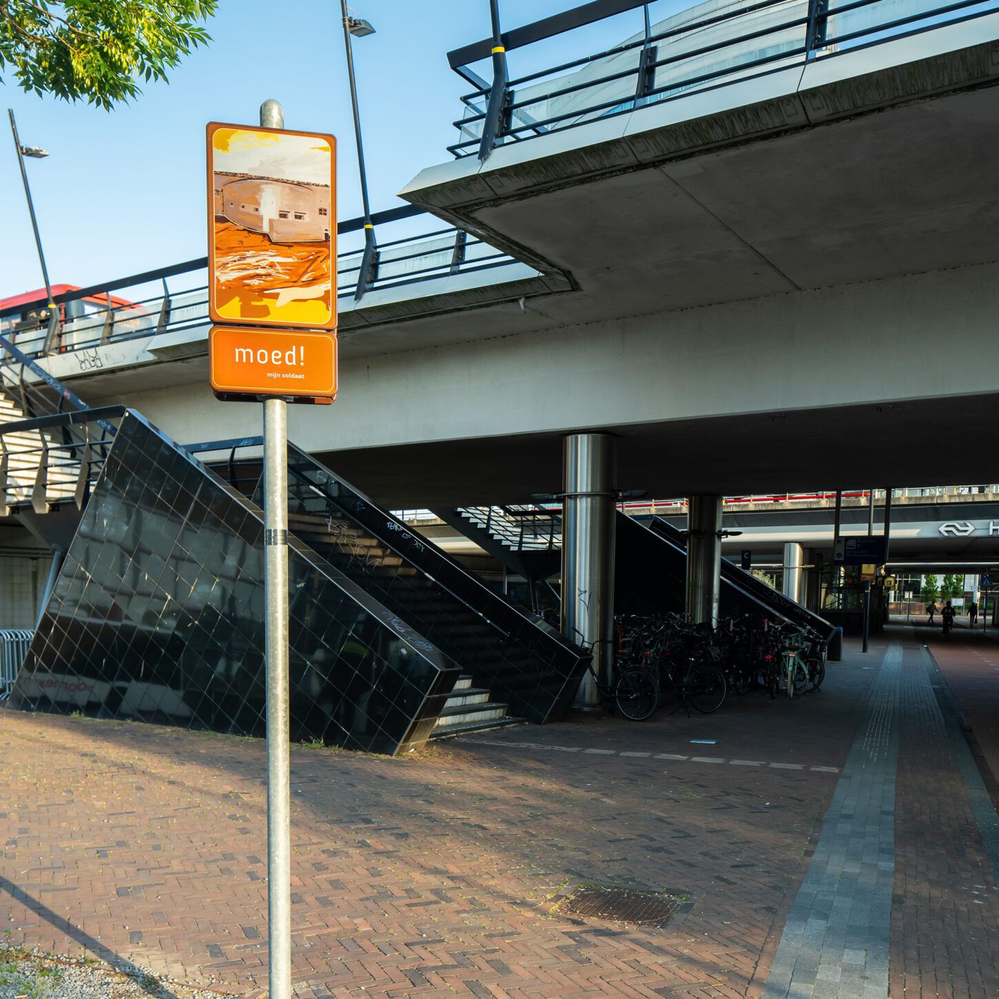 Beeldpaneel De Keelkazemat bij NS station Hoofddorp als onderdeel van Moed! mijn soldaat