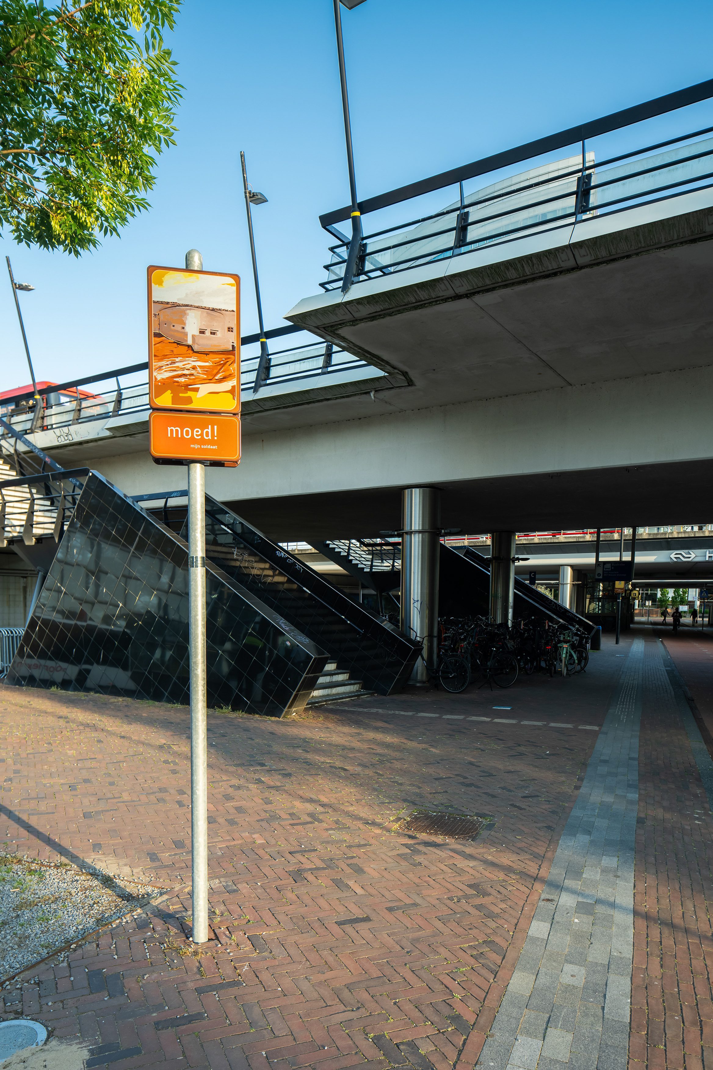 Beeldpaneel De Keelkazemat bij NS station Hoofddorp als onderdeel van Moed! mijn soldaat