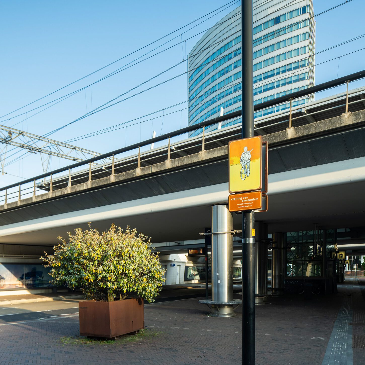 Beeldpaneel Soldaat op de fiets bij het startpunt van Moed! mijn soldaat onder NS station Hoofddorp