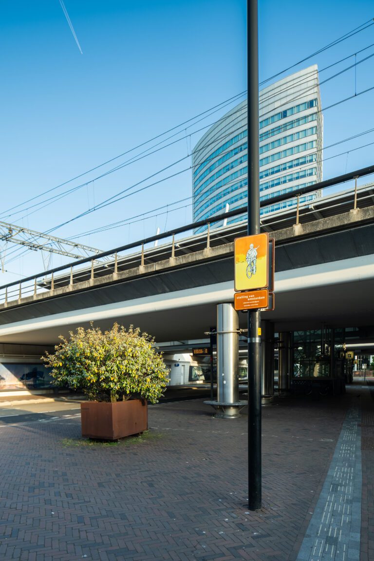 Beeldpaneel Soldaat op de fiets bij het startpunt van Moed! mijn soldaat onder NS station Hoofddorp