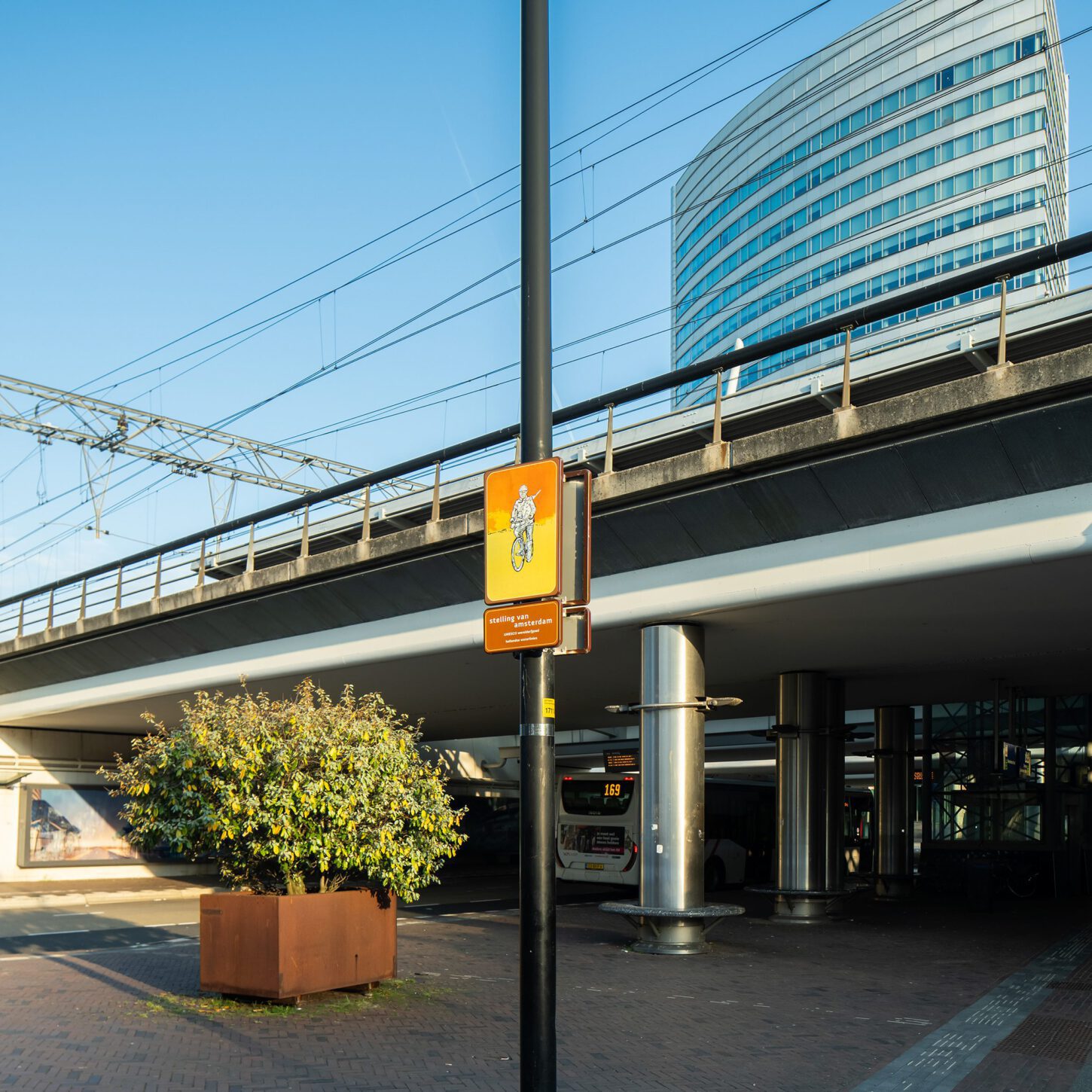 Beeldpaneel Soldaat op de fiets bij NS station Hoofddorp als startpunt van de route langs de Geniedijk