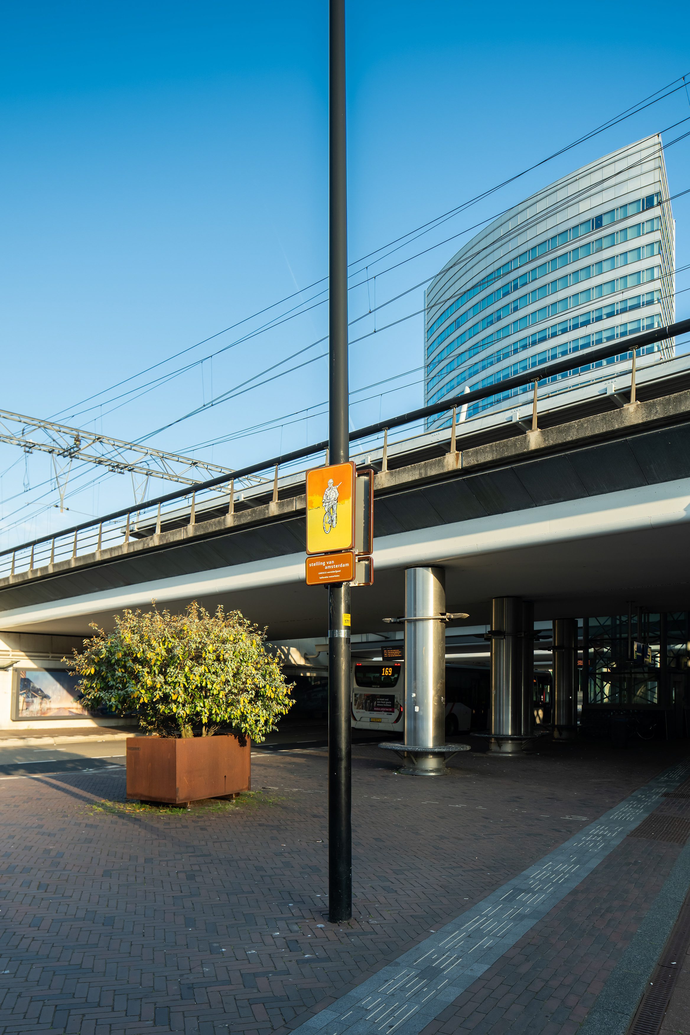 Beeldpaneel Soldaat op de fiets bij NS station Hoofddorp als startpunt van de route langs de Geniedijk