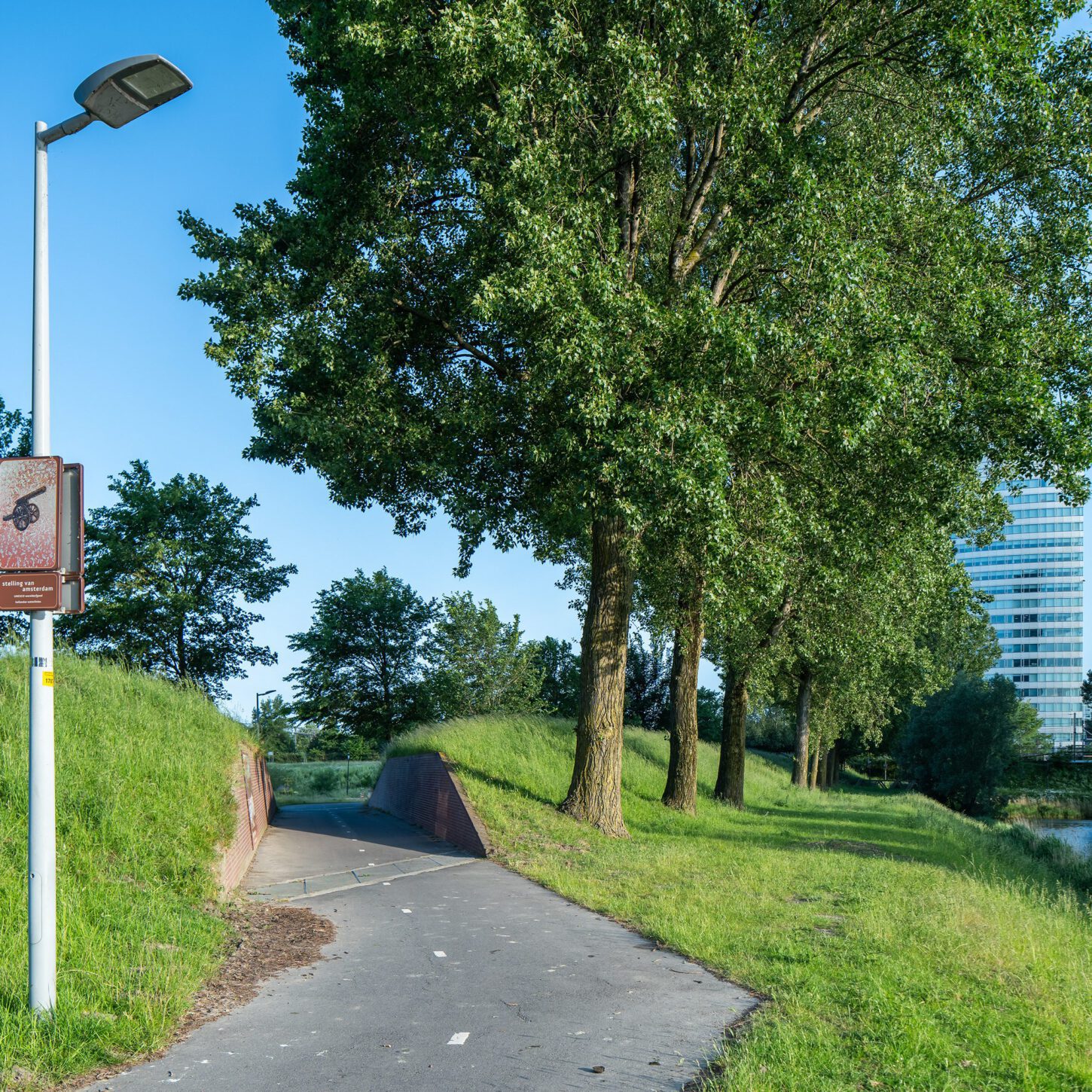 Beeldpaneel Kanon langs de Geniedijk met doorgang door de keerwanden en beeldpaneel De Stelling