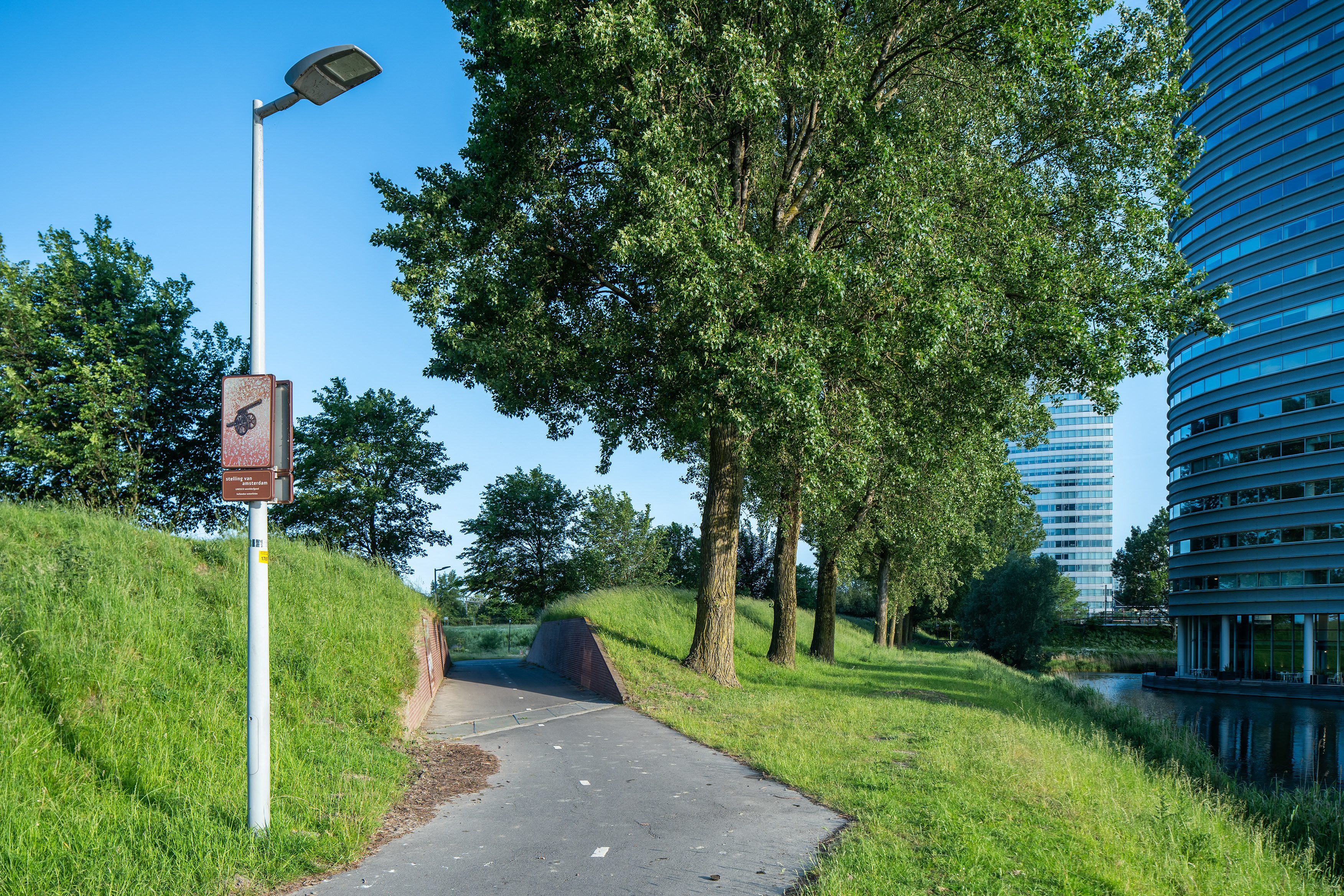Beeldpaneel Kanon langs de Geniedijk met doorgang door de keerwanden en beeldpaneel De Stelling