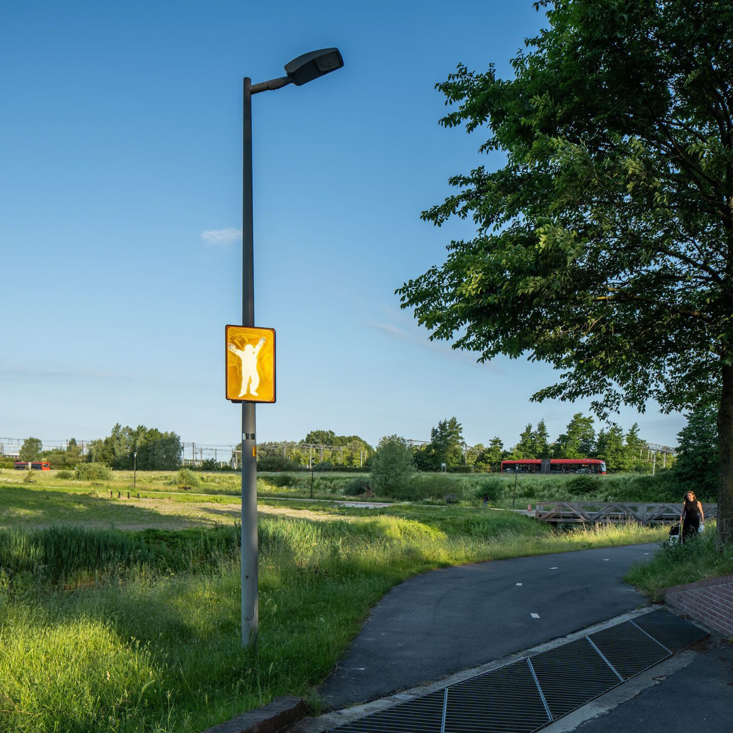 Beeldpaneel De Schreeuw langs de Geniedijk met open polderlandschap, fietspad en waterberging bij Hoofddorp