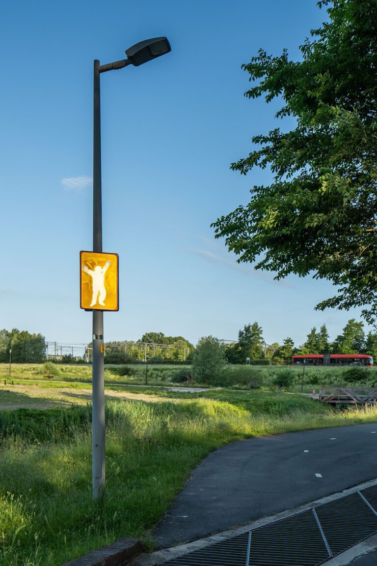 Beeldpaneel De Schreeuw langs de Geniedijk met open polderlandschap, fietspad en waterberging bij Hoofddorp