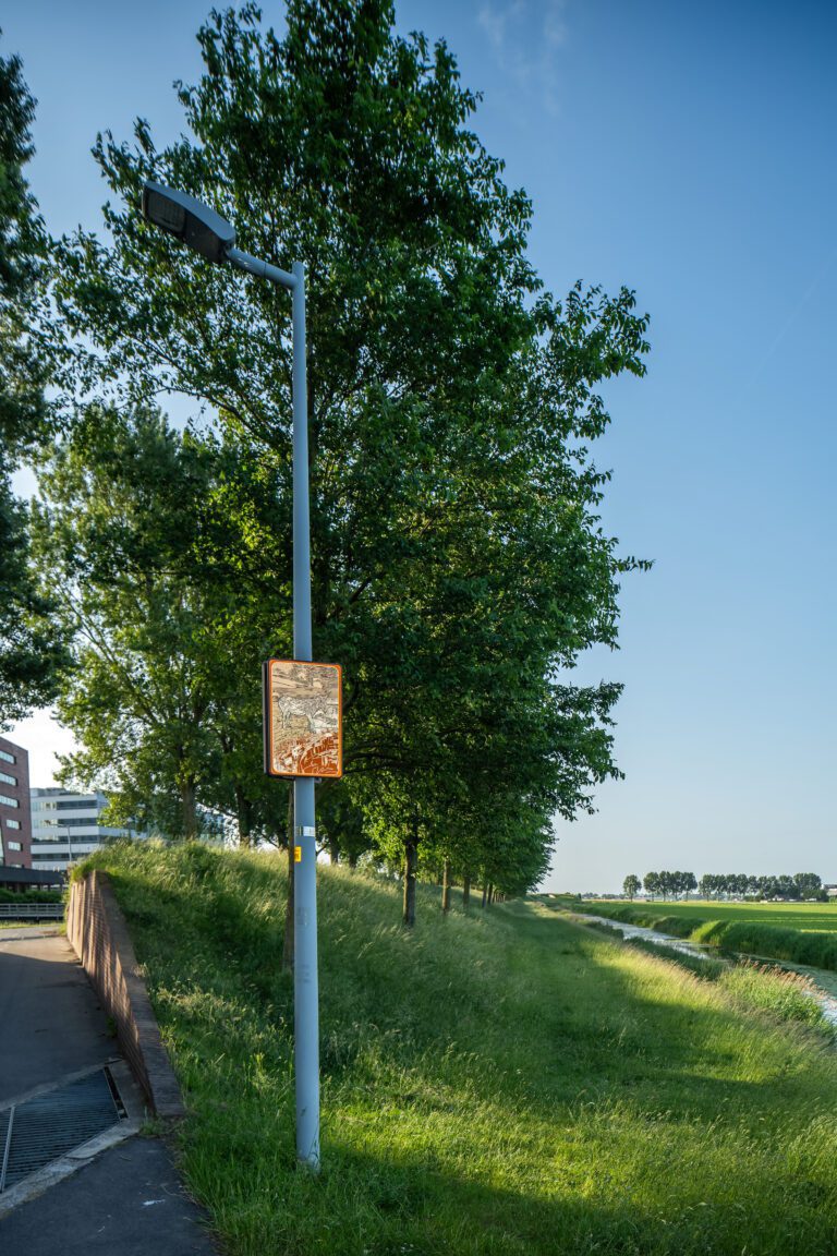 Beeldpaneel De ezel langs de Geniedijk met watergang en open polderlandschap van de Stelling van Amsterdam