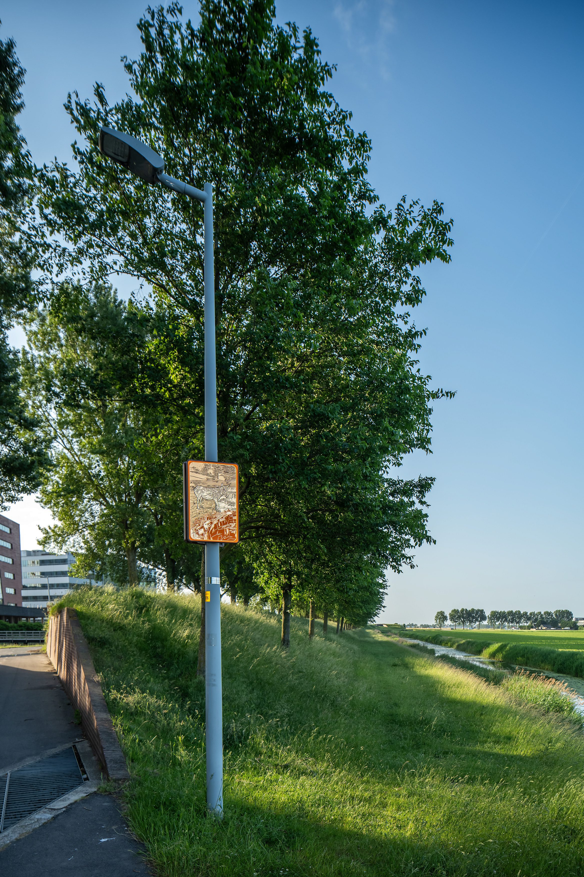 Beeldpaneel De ezel langs de Geniedijk met watergang en open polderlandschap van de Stelling van Amsterdam