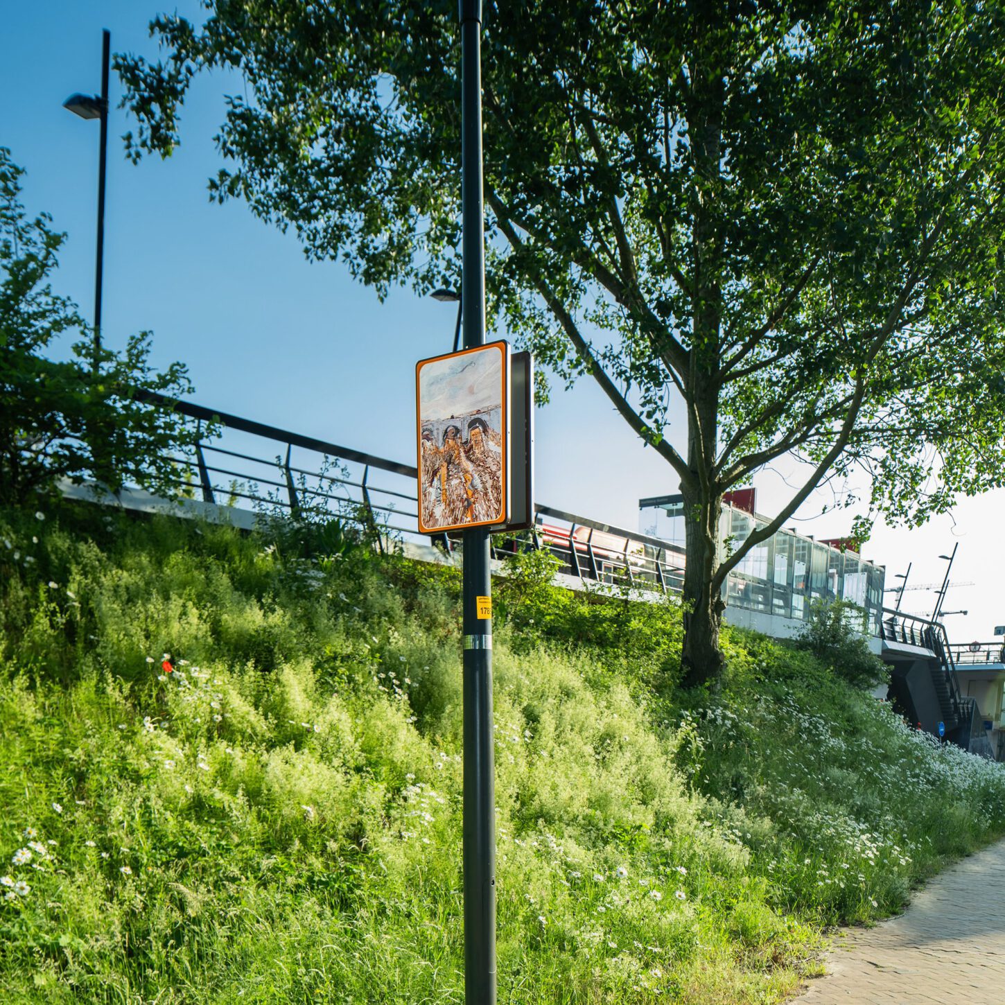 Beeldpaneel De inundatie langs de Geniedijk bij station Hoofddorp met talud, wandelpad en spooromgeving